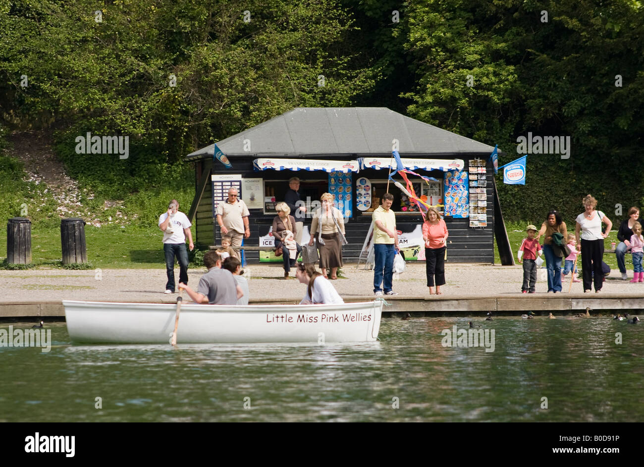 Persone in barca sul lago Swanbourne, Arundel, Sussex, Inghilterra, Regno Unito Foto Stock