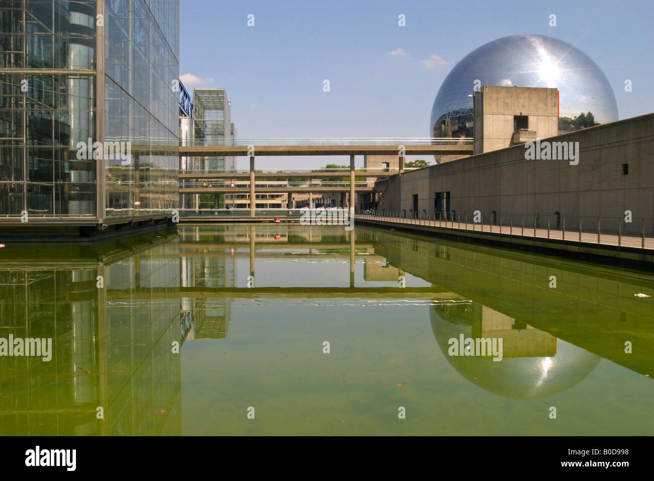 Il Parc de la Villette a Parigi complesso di edifici e terreni Ubicazione di acqua del museo nazionale della scienza e della tecnologia Foto Stock