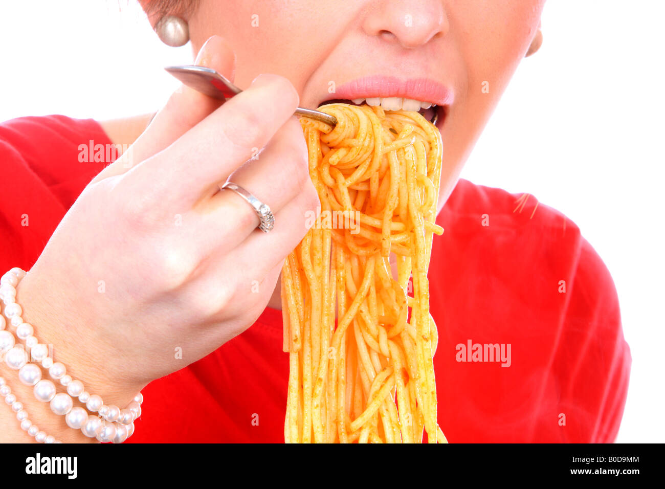 Due amiche di condivisione e di godere di una grande ciotola di italiano gli Spaghetti pasto isolata contro uno sfondo bianco Foto Stock