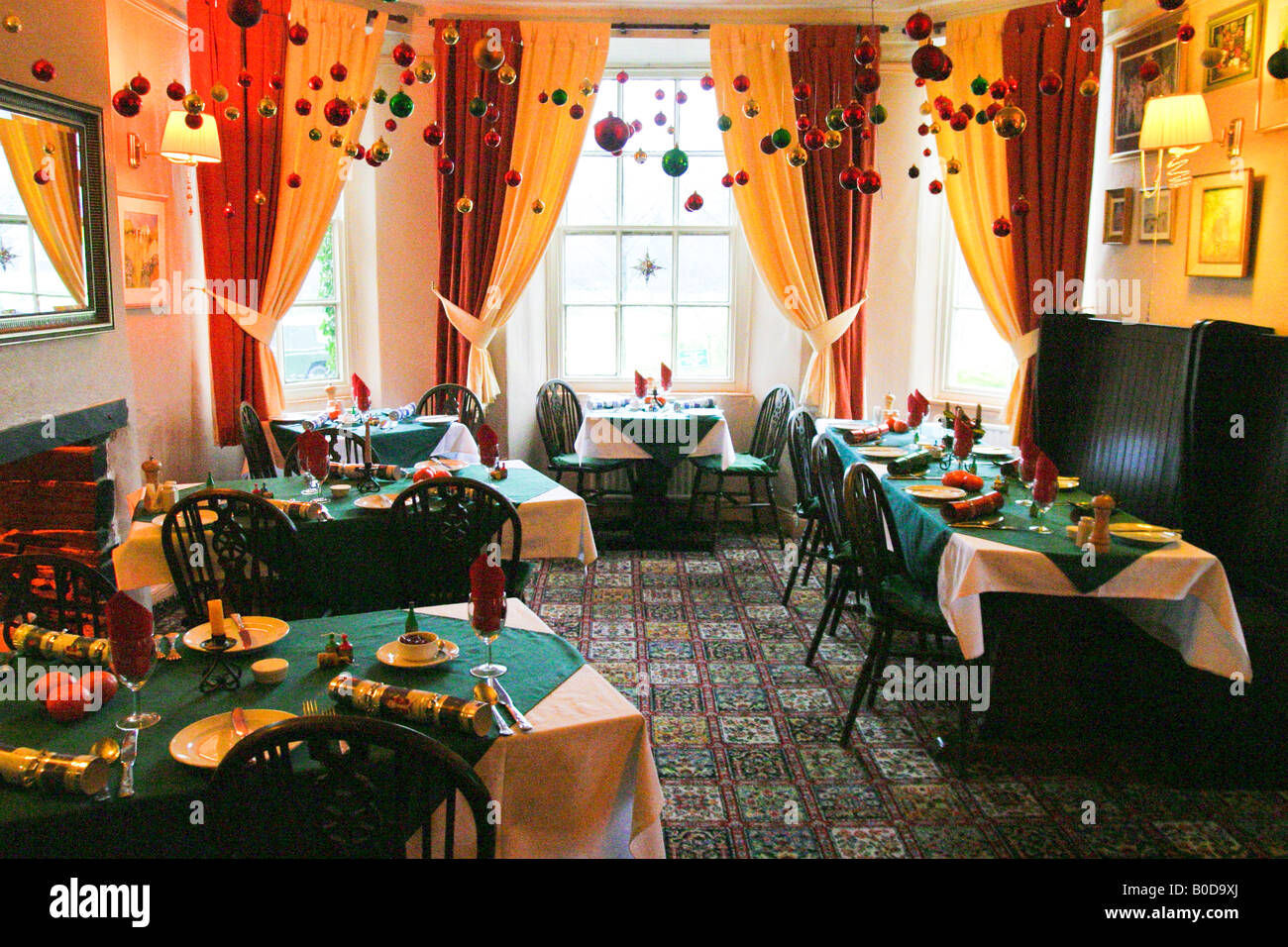 Natale in un tipico Welsh hotel nella città di Dolwyddelan Wales UK con decorazioni e guarnizioni Foto Stock