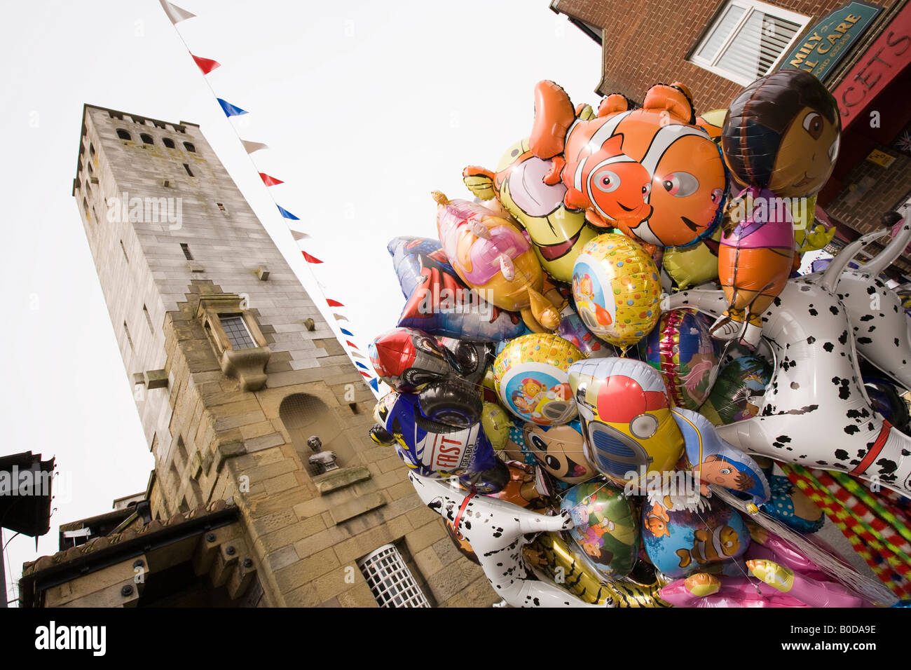 Regno Unito Cheshire Knutsford King Street venditore di palloncino al di sotto della Gaskell Memorial Tower Foto Stock