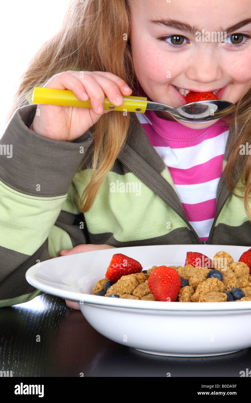 Ragazza giovane mangiare cereali Modello rilasciato Foto Stock
