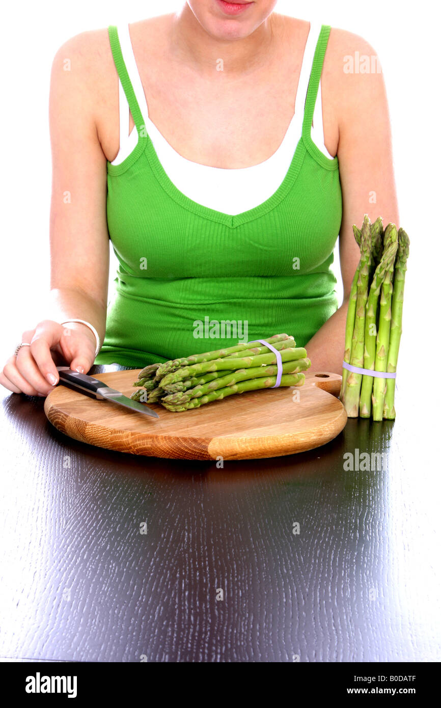 Ragazza adolescente preparare gli asparagi Modello rilasciato Foto Stock