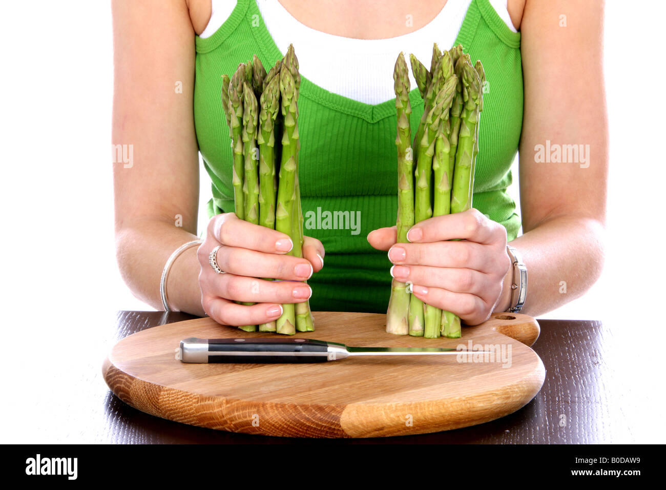 Ragazza adolescente preparare gli asparagi Modello rilasciato Foto Stock