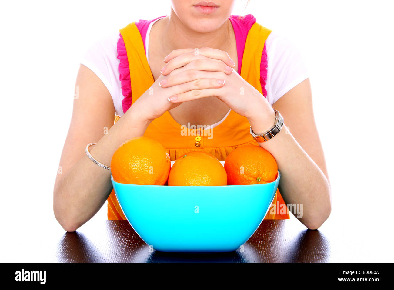 Ragazza adolescente con coppa di arance Modello rilasciato Foto Stock