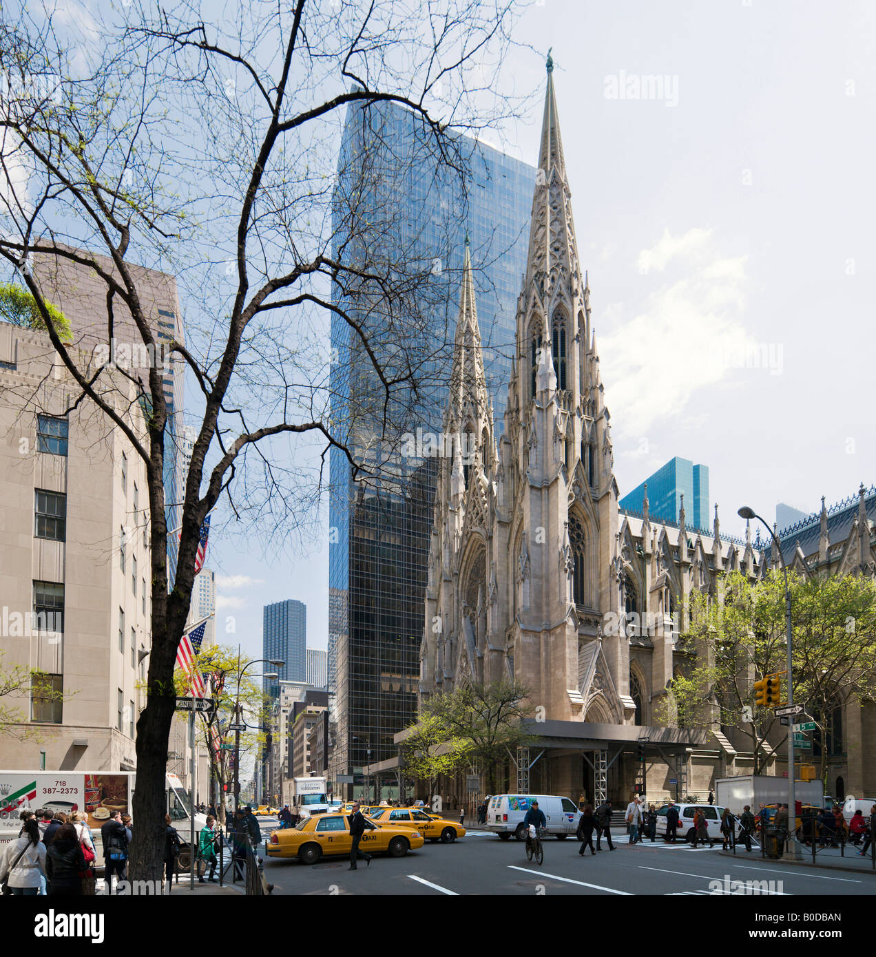 La Cattedrale di St Patrick e Olympic Tower, la Fifth Avenue, Midtown Manhattan, NYC, New York City Foto Stock