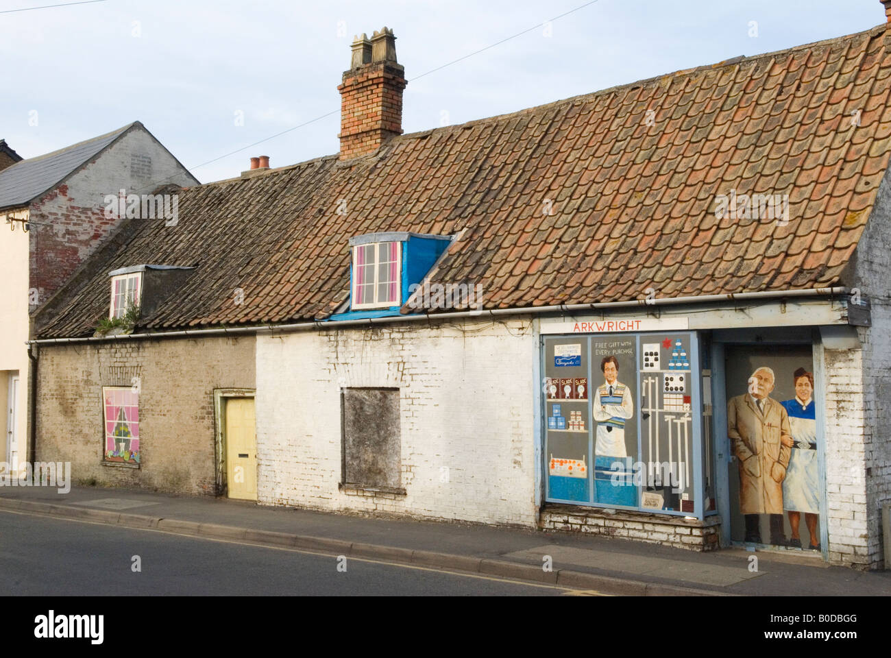 Il negozio d'angolo è chiuso e si è imbarcato nel Regno Unito. Povertà rurale nell'Anglia orientale. Recessione di spopolamento, Chatteris Cambridgeshire anni '2008 2000 UK HOMER SYKES Foto Stock