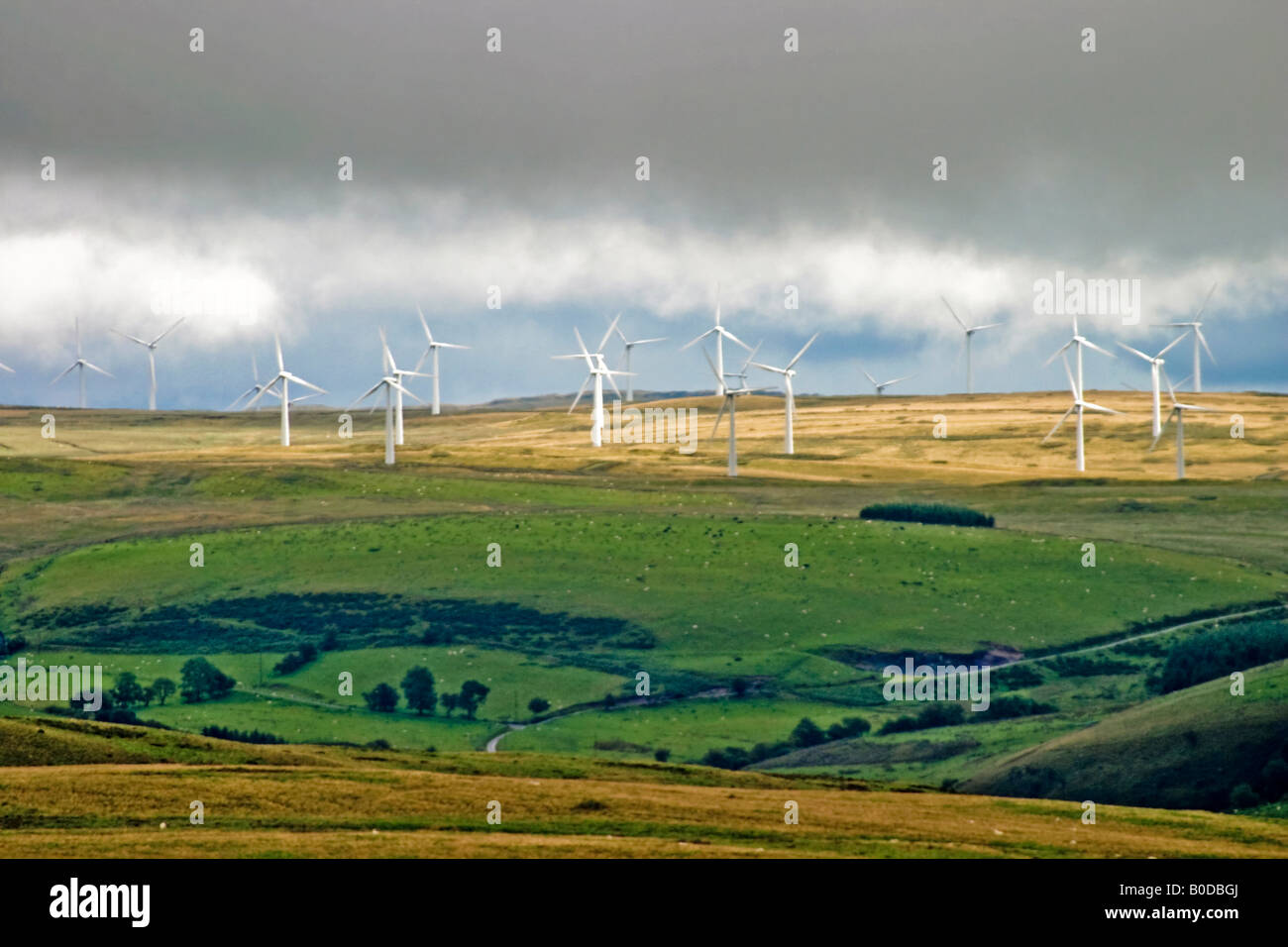 Per centrali eoliche montane in Powys Wales UK con il verde delle colline Foto Stock