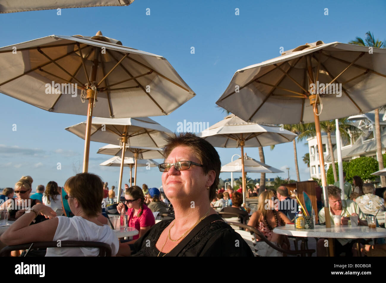 La folla di turisti al Key West Sunset Celebration in attesa nel bar all'aperto per il Sun andare giù Foto Stock