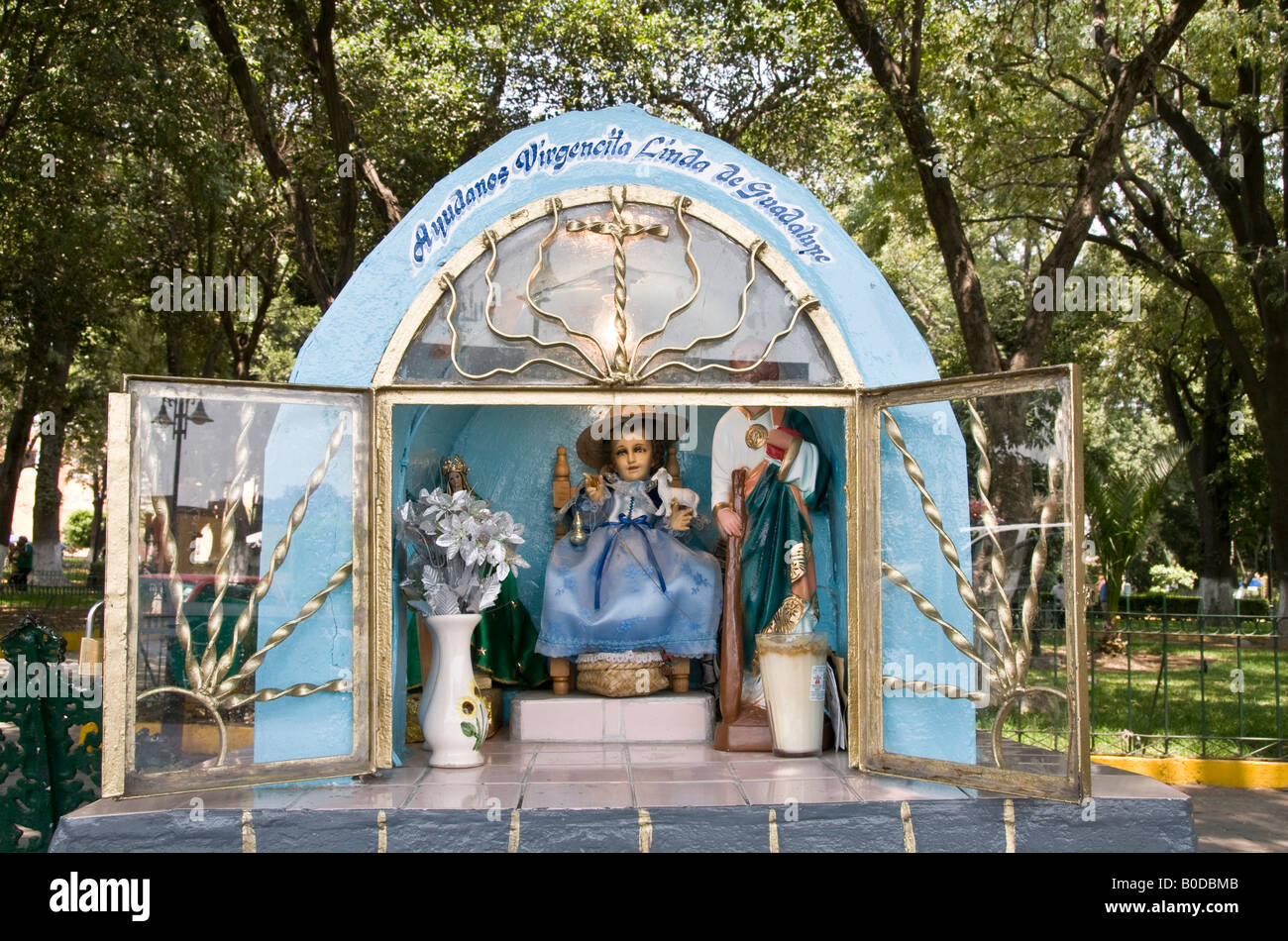 Mini-Santuario alla Vergine Linda di Guadalupe. Eventualmente la linguetta nella guancia, ma come la sua Mexican questo è probabilmente vero e proprio! Foto Stock