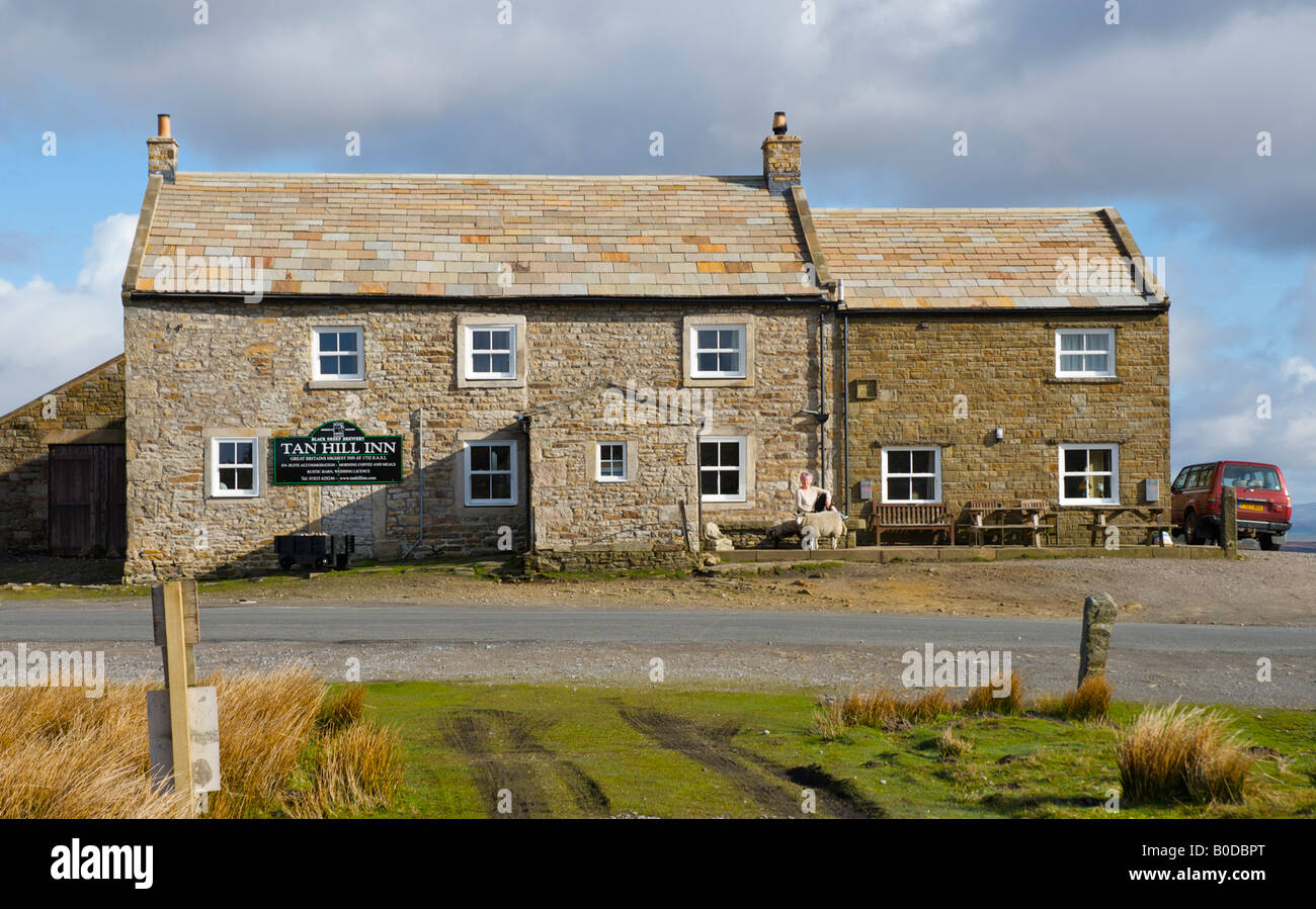 Donna seduta al di fuori del Tan Hill Inn, Swaledale, North Yorkshire Regno Unito: a 1.732 metri circa sul livello del mare, il pub più alto in Gran Bretagna Foto Stock Donna seduta al di fuori del Tan Hill Inn, Swaledale, North Yorkshire Regno Unito: a 1.732 metri circa sul livello del mare, il pub più alto in Gran Bretagna Foto Stock