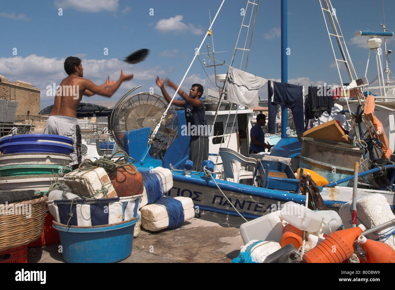 I pescatori che tornano in porto con la loro cattura di pesce. Porto di Paphos, Cipro Foto Stock