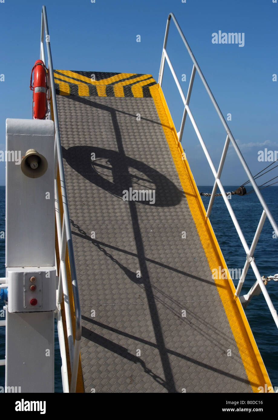 Gangplank su un traghetto italiano tra Sorrento e Capri Foto Stock