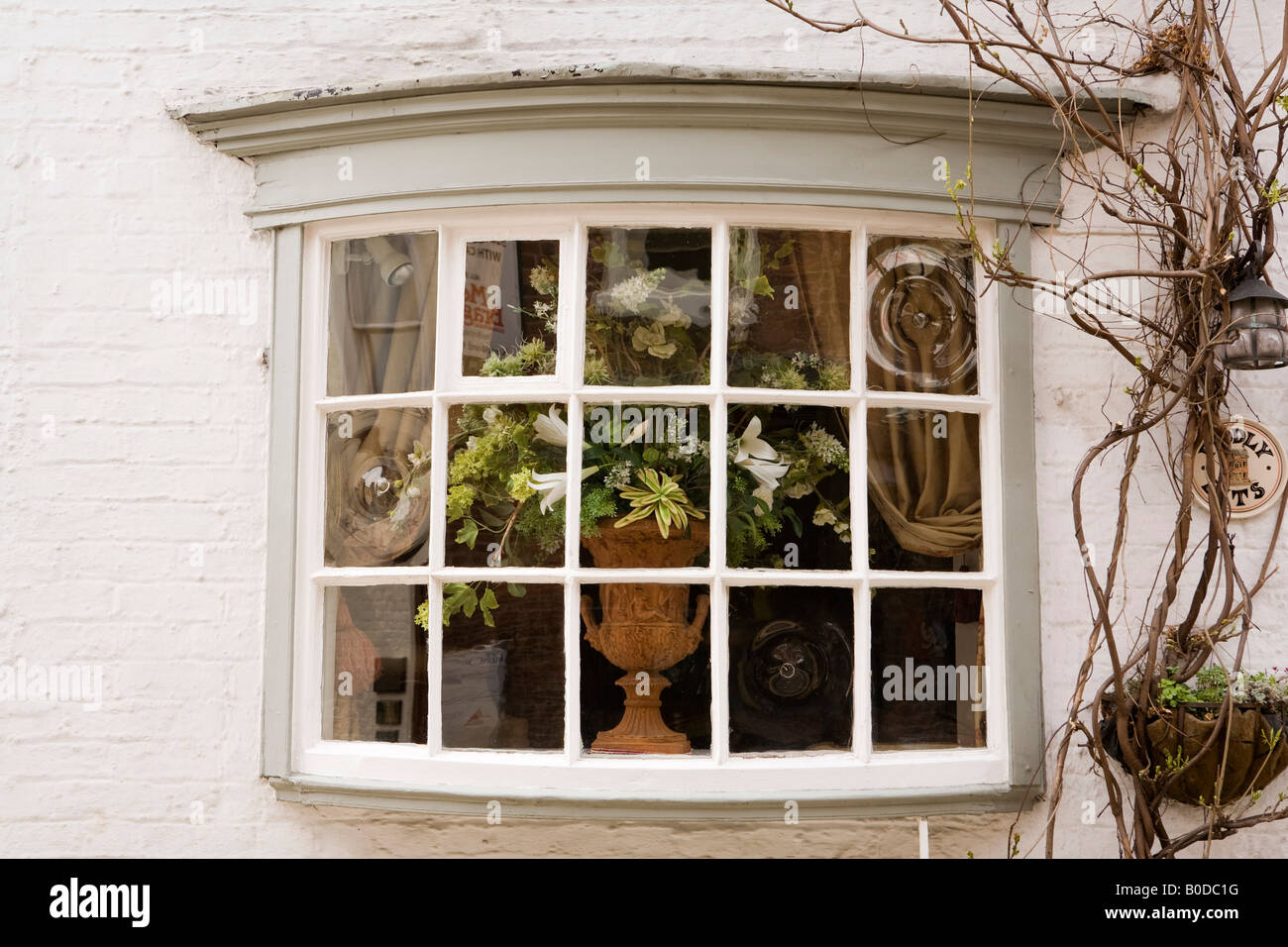 Regno Unito Cheshire Knutsford Royal giorno di maggio di King Street display floreale in piegò finestra di baia di complicate operazioni di bit Foto Stock