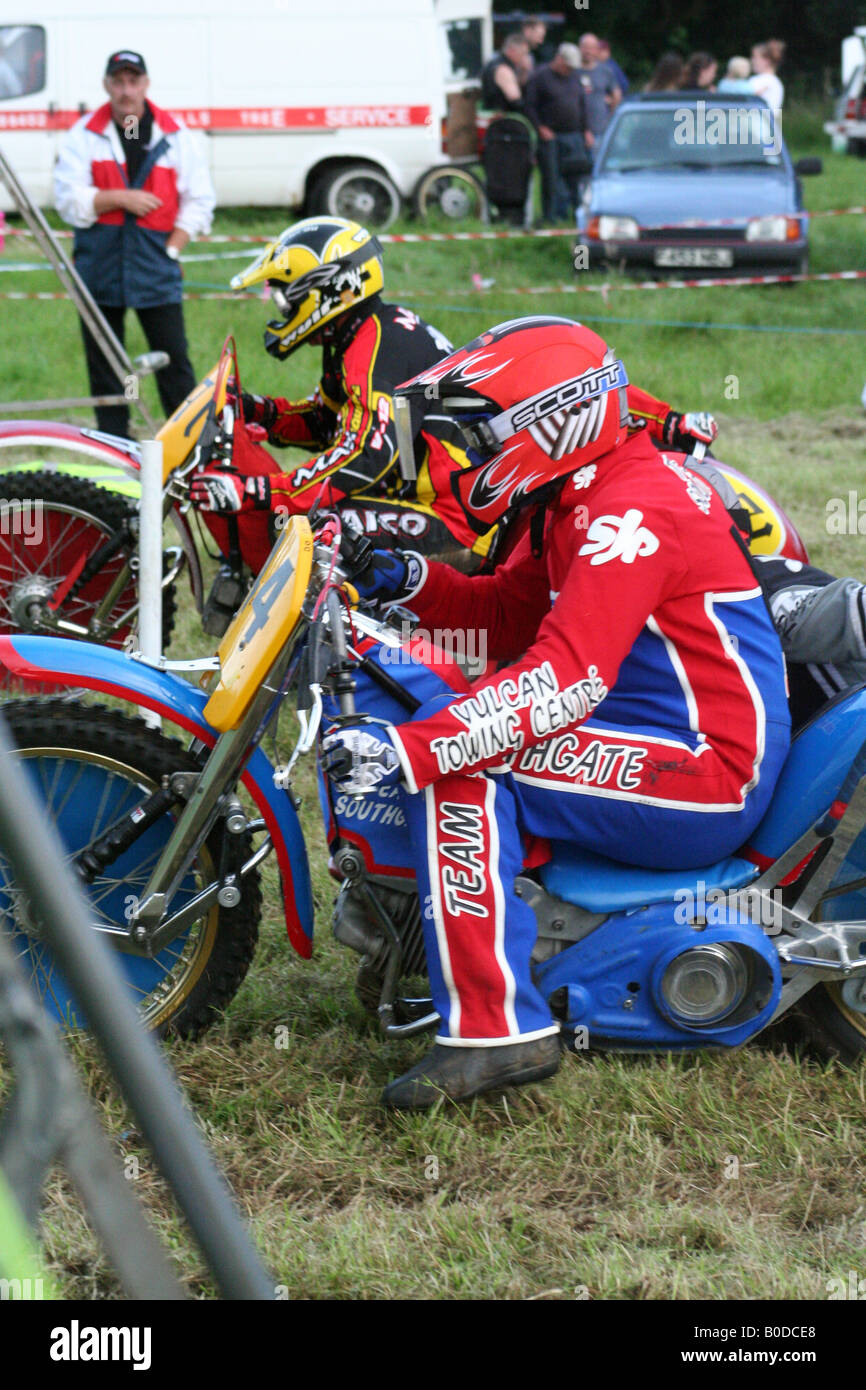 Solo due sidecar sulla linea di partenza per una motocicletta grasstrack gara Foto Stock