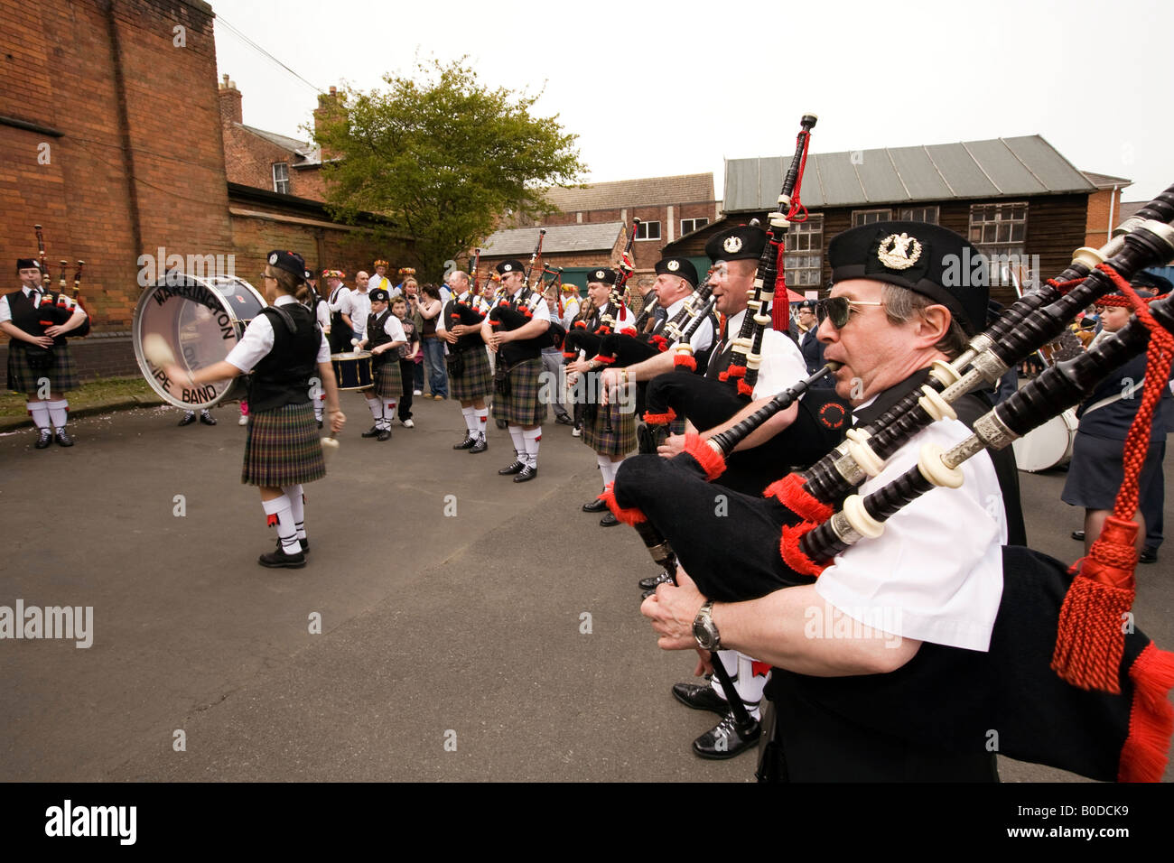 Regno Unito Cheshire Knutsford Royal giorno di maggio processione Warrington Pipe Band pratica prima della sfilata Foto Stock