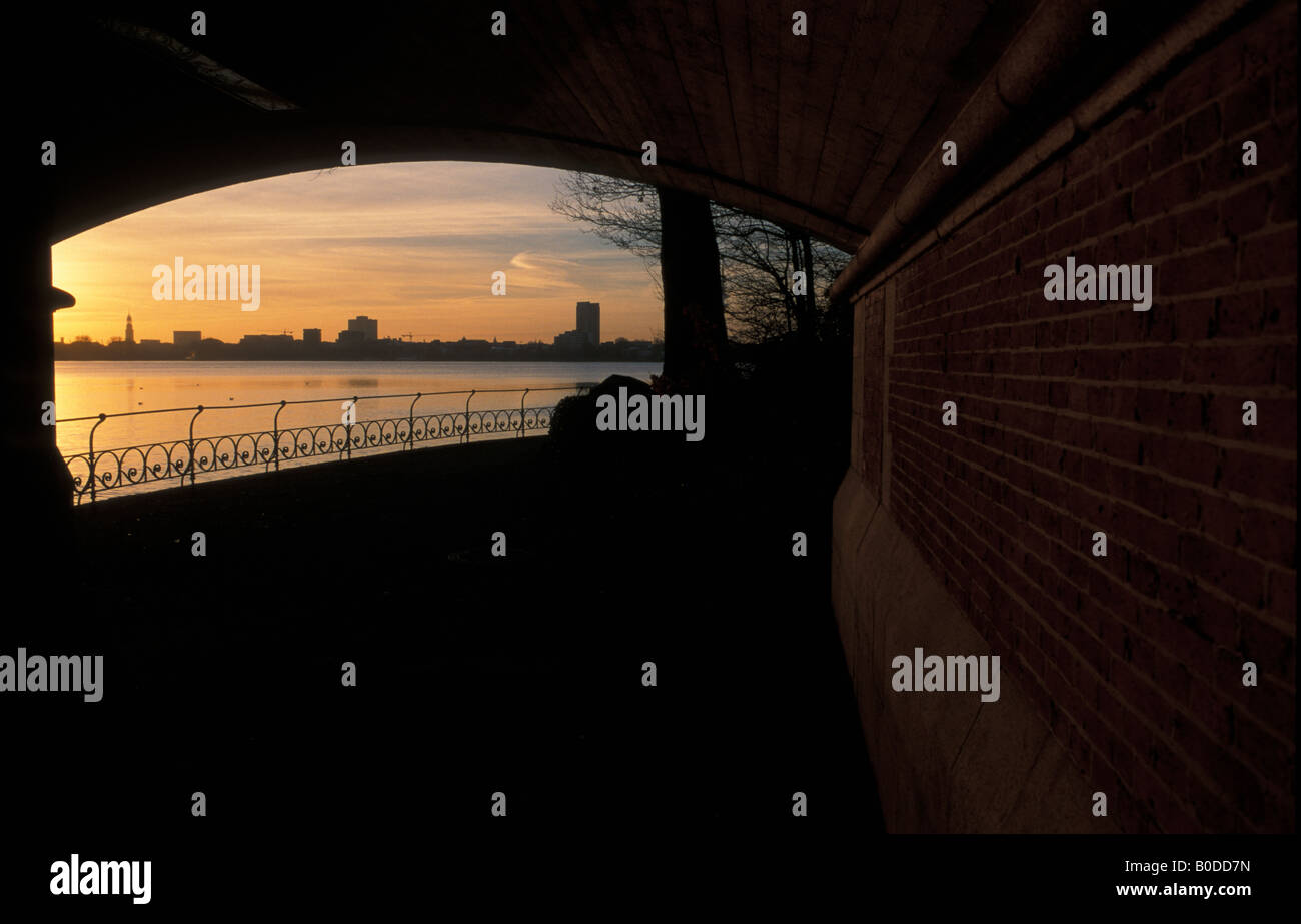 Impressione Winterly appena prima del tramonto a Schwanenwik bridge, lago Aussenalster, Amburgo, Germania Foto Stock