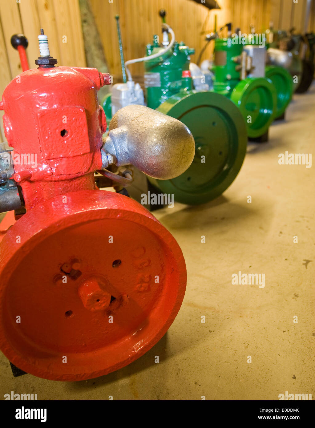 Piccoli motori danese. Una fila di ferro pesante motori monocilindrici da Marstal Motofabriken costruttore motore vernice luminosamente Foto Stock