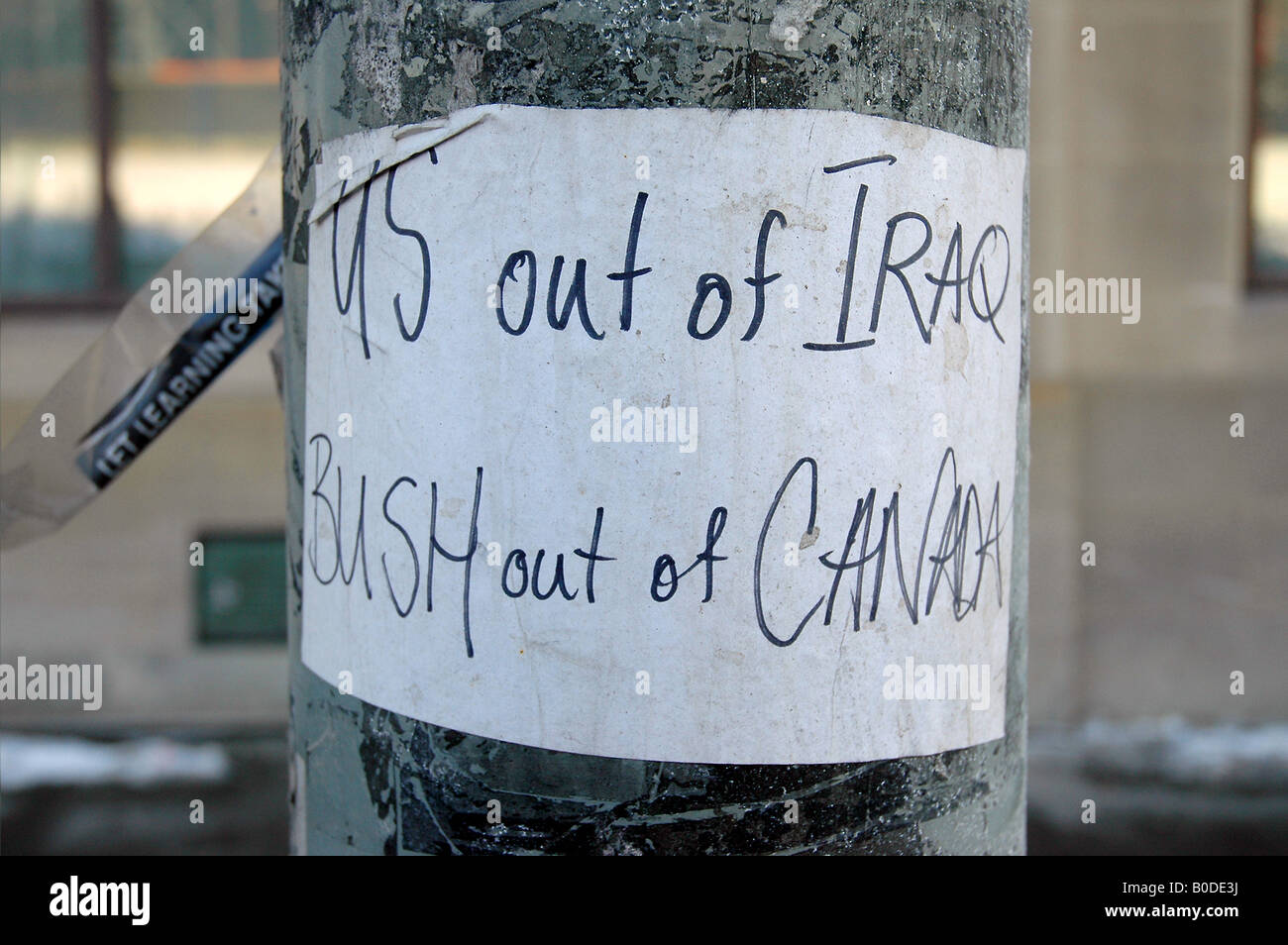 Una dichiarazione contro George Bush e la guerra in Iraq ha scritto su un lampione di fronte al Parlamento di Canadas Hill Foto Stock