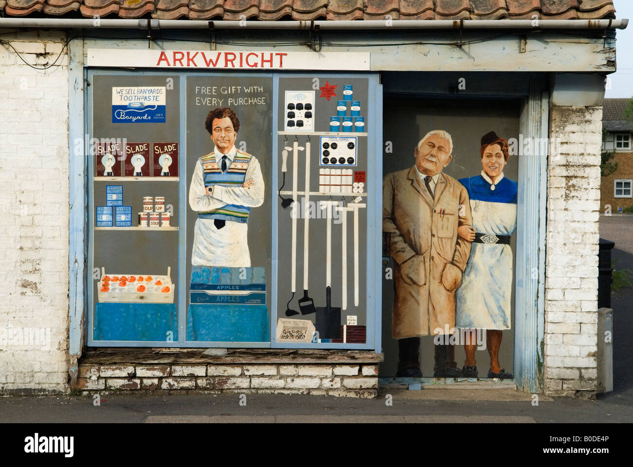 Il negozio del villaggio ha chiuso il Regno Unito. Murales raffiguranti i negozianti Chatteris Cambridgeshire, Inghilterra, HOMER SYKES del 2008 2000 Foto Stock