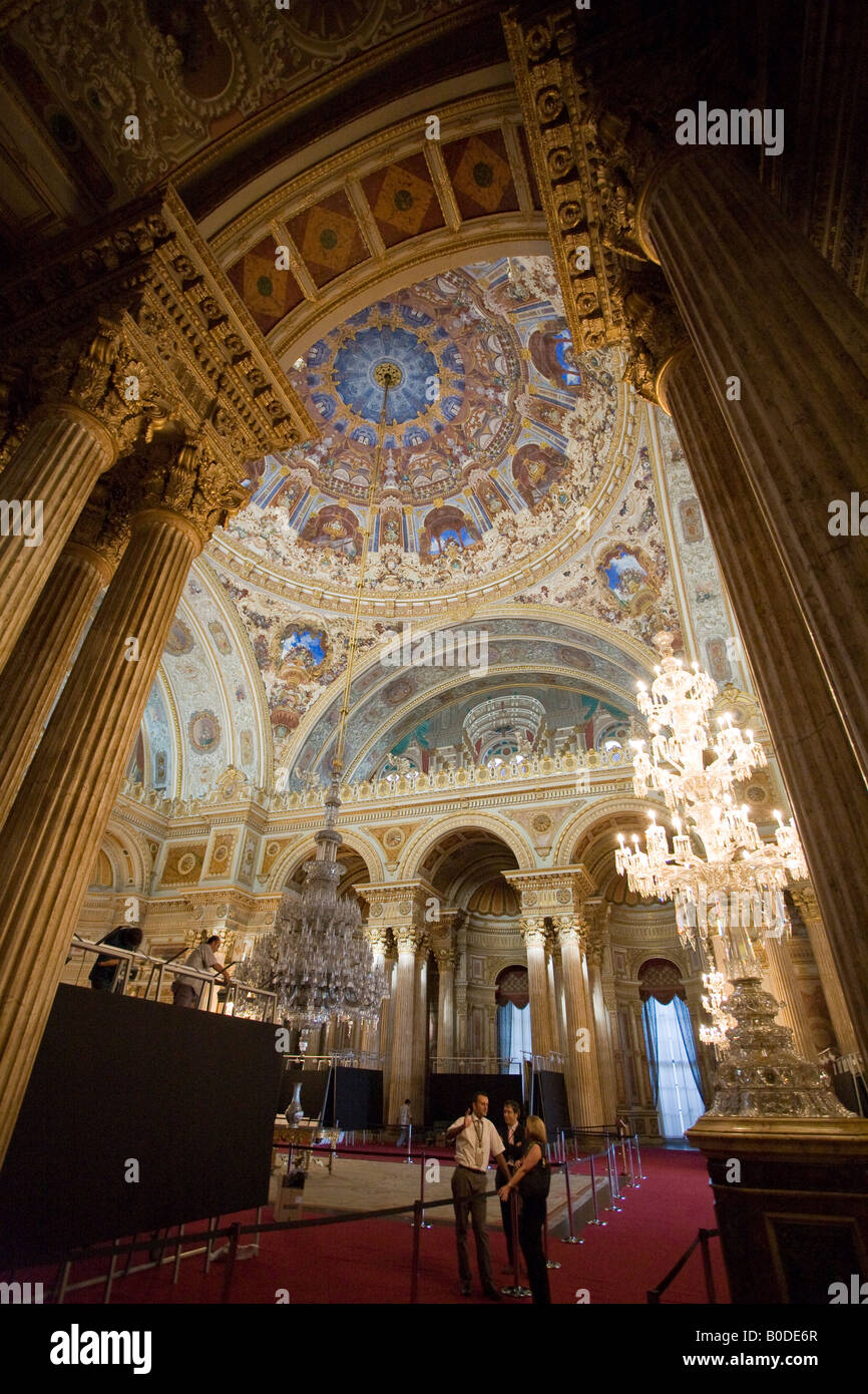 Sala cerimoniale ingresso. Una coppia di guide di parlare a un ingresso alla sala da ballo del presente sulla sommità palace Foto Stock
