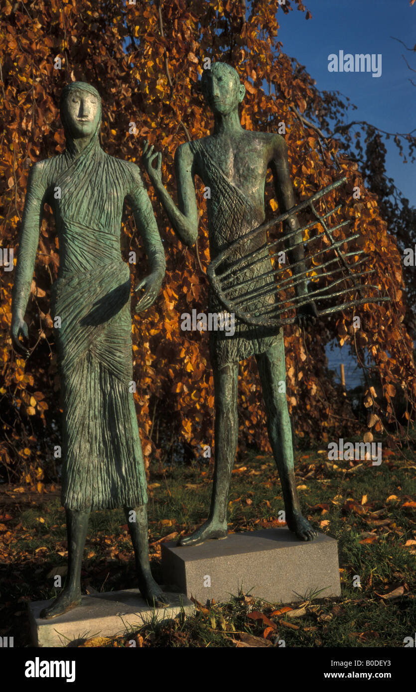 La scultura "Harfenspieler' arpa giocatore al lago Alster nel centro della città di Amburgo, Germania Foto Stock