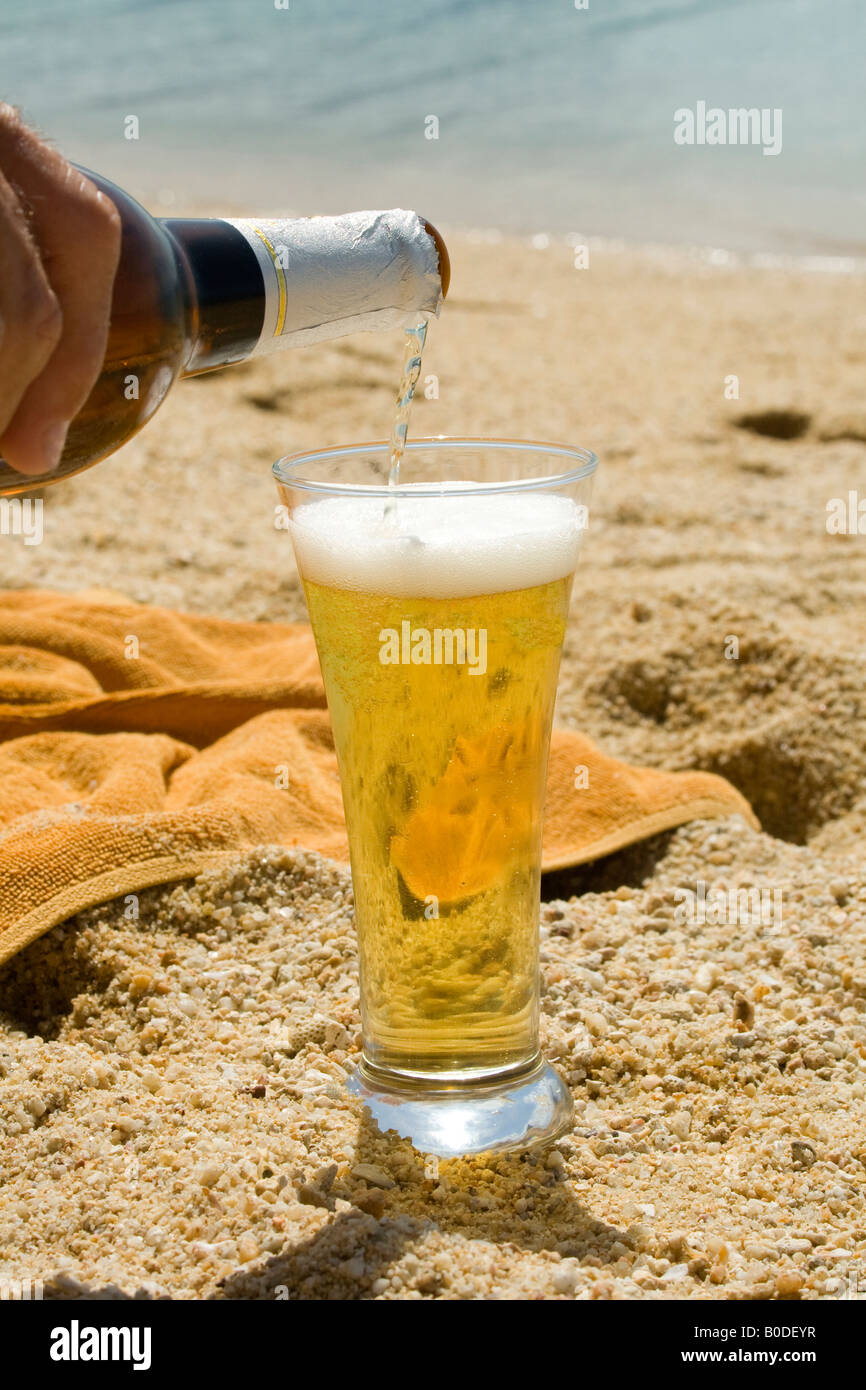 Birra che viene versata in un bicchiere su una spiaggia di Koh Samui, Thailandia Foto Stock