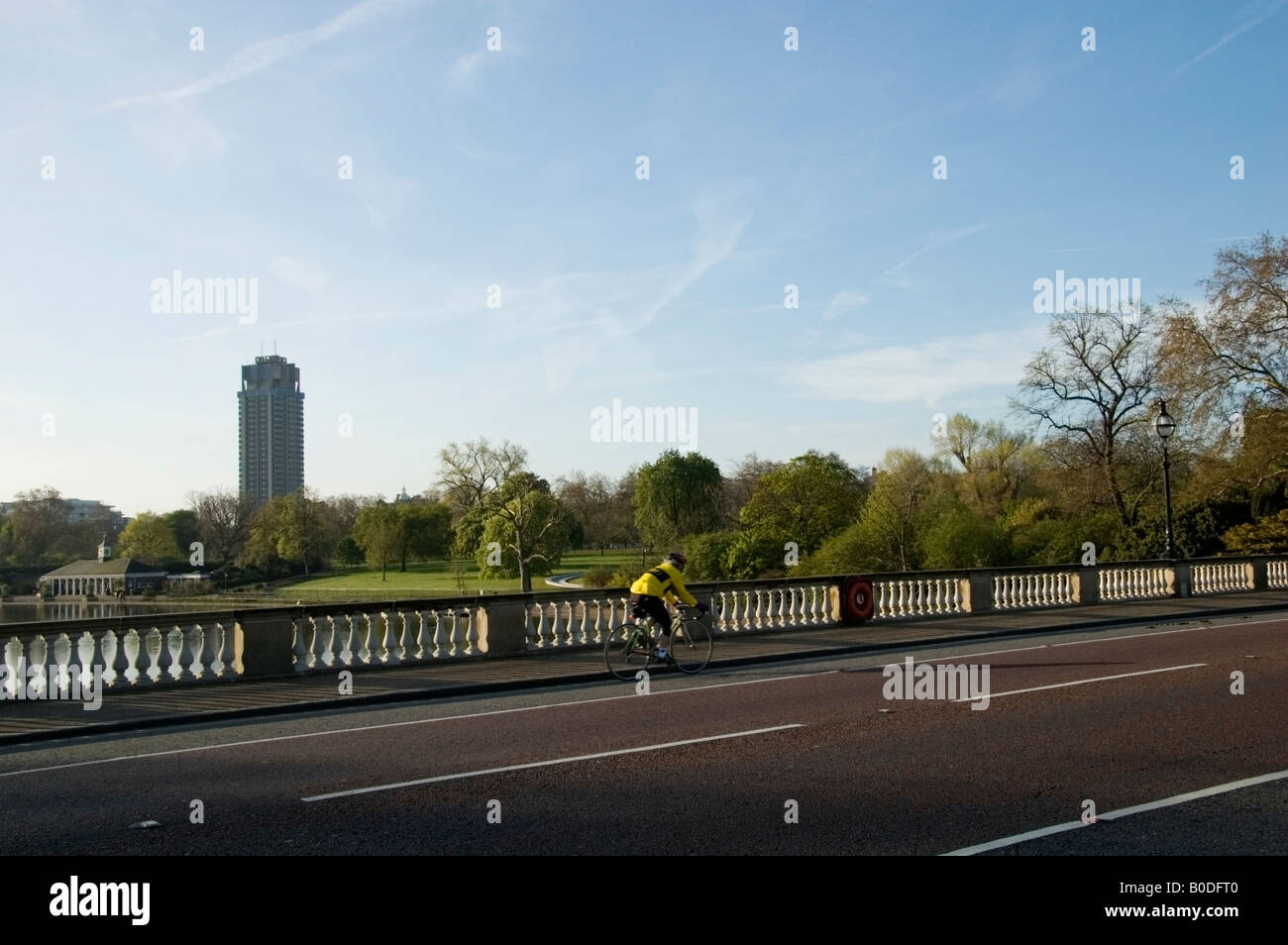 Biker sul ponte a serpentina in Hyde Park, molla, Londra W1, City of Westminster, Gran Bretagna, Regno Unito Foto Stock