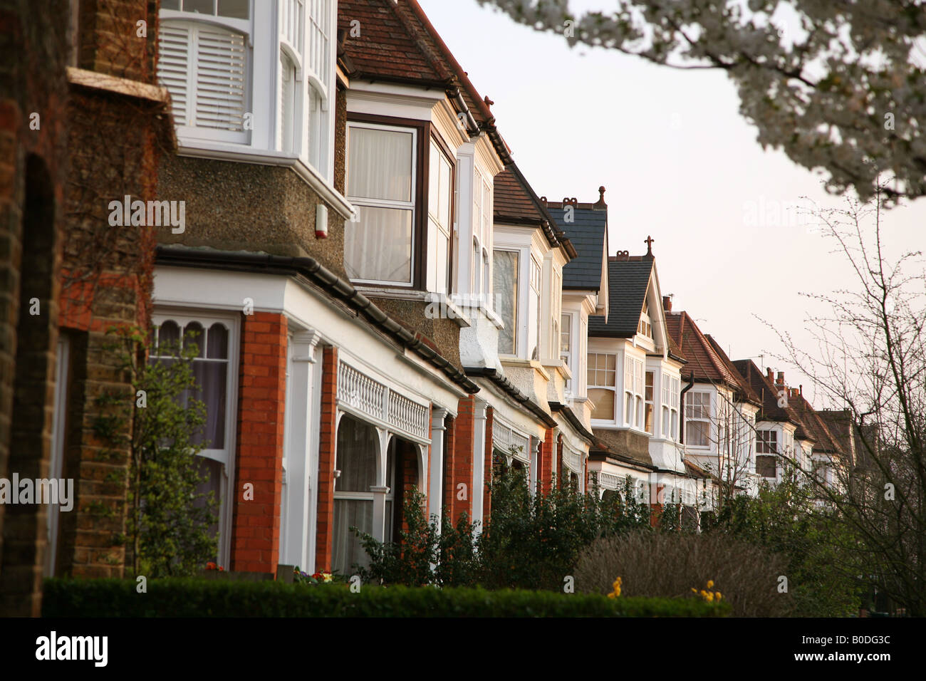 Una strada in North Finchley London con case in stile edoardiano, Foto Stock