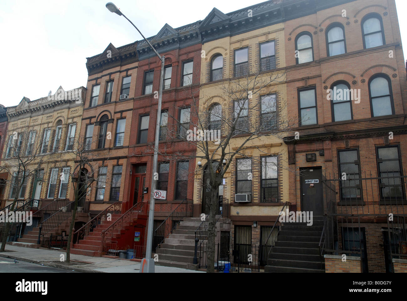 Un blocco di case a schiera in Mott Haven quartiere di borough del Bronx a New York Foto Stock