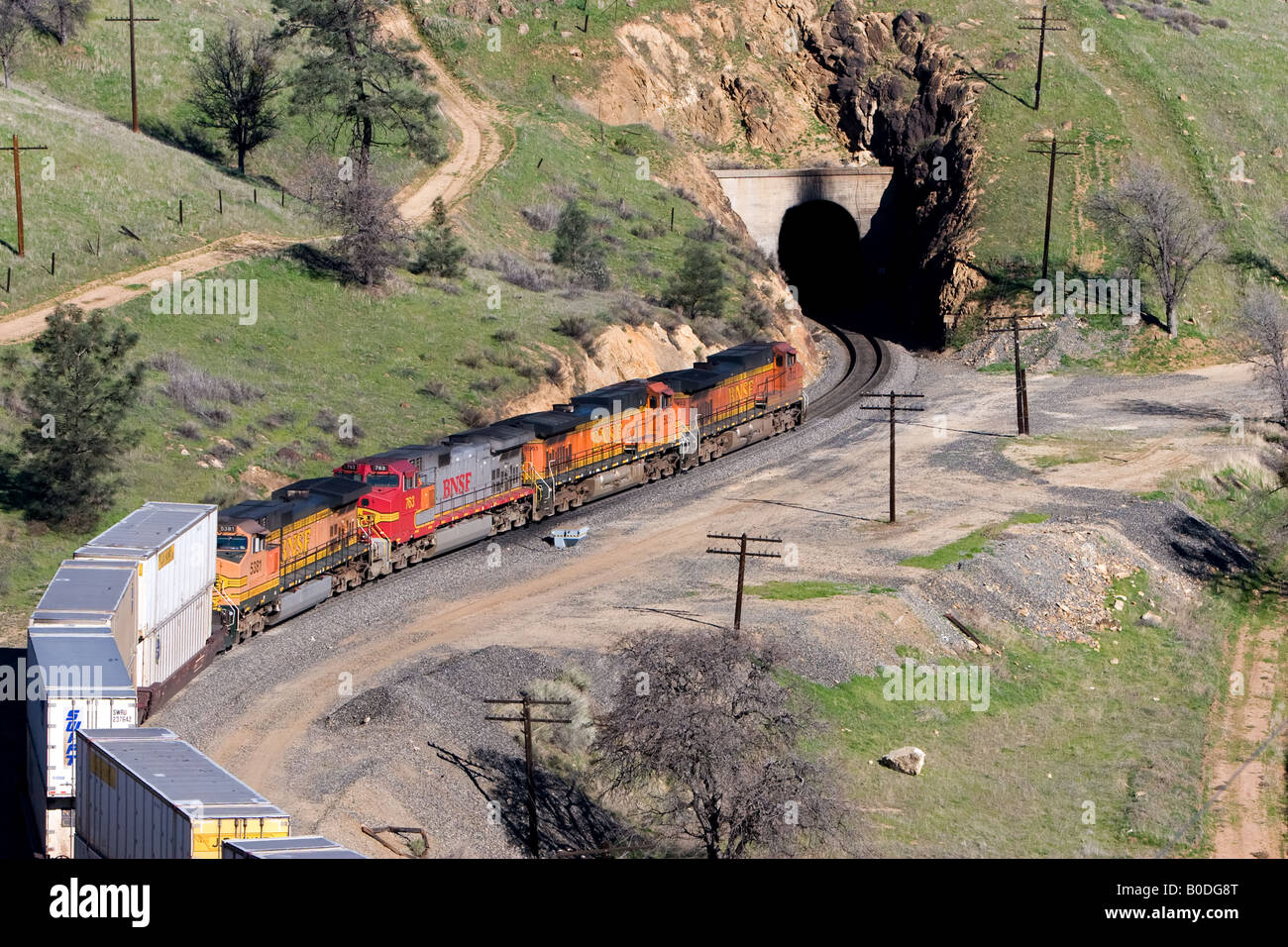 Un westbound BNSF treno intermodale sta per entrare in tunnel 10 in Tehachapi montagne della California. Foto Stock