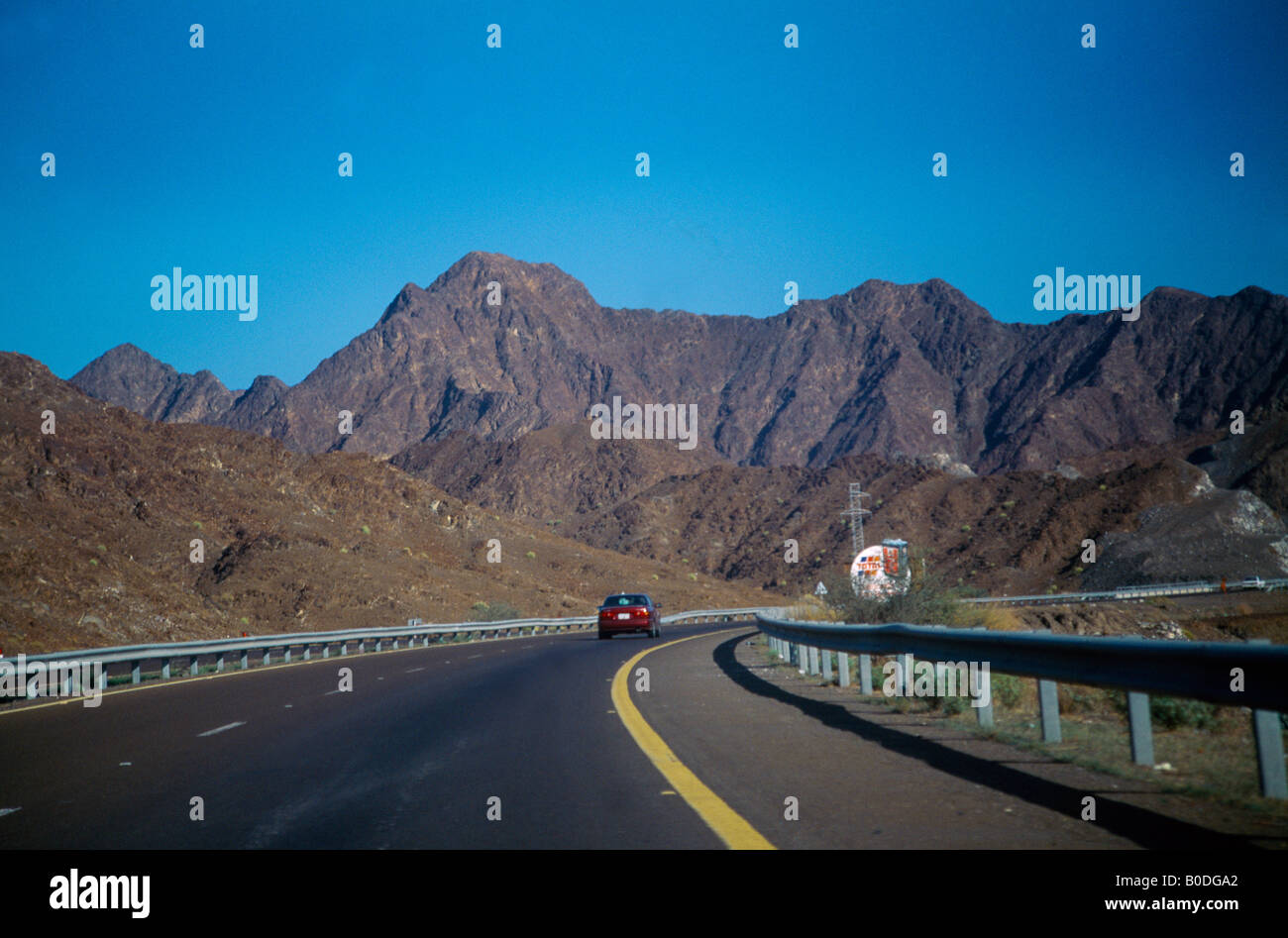 Sharjah Emirati Arabi Uniti strada attraverso le Montagne di Hajar vicino al Dhaid Foto Stock
