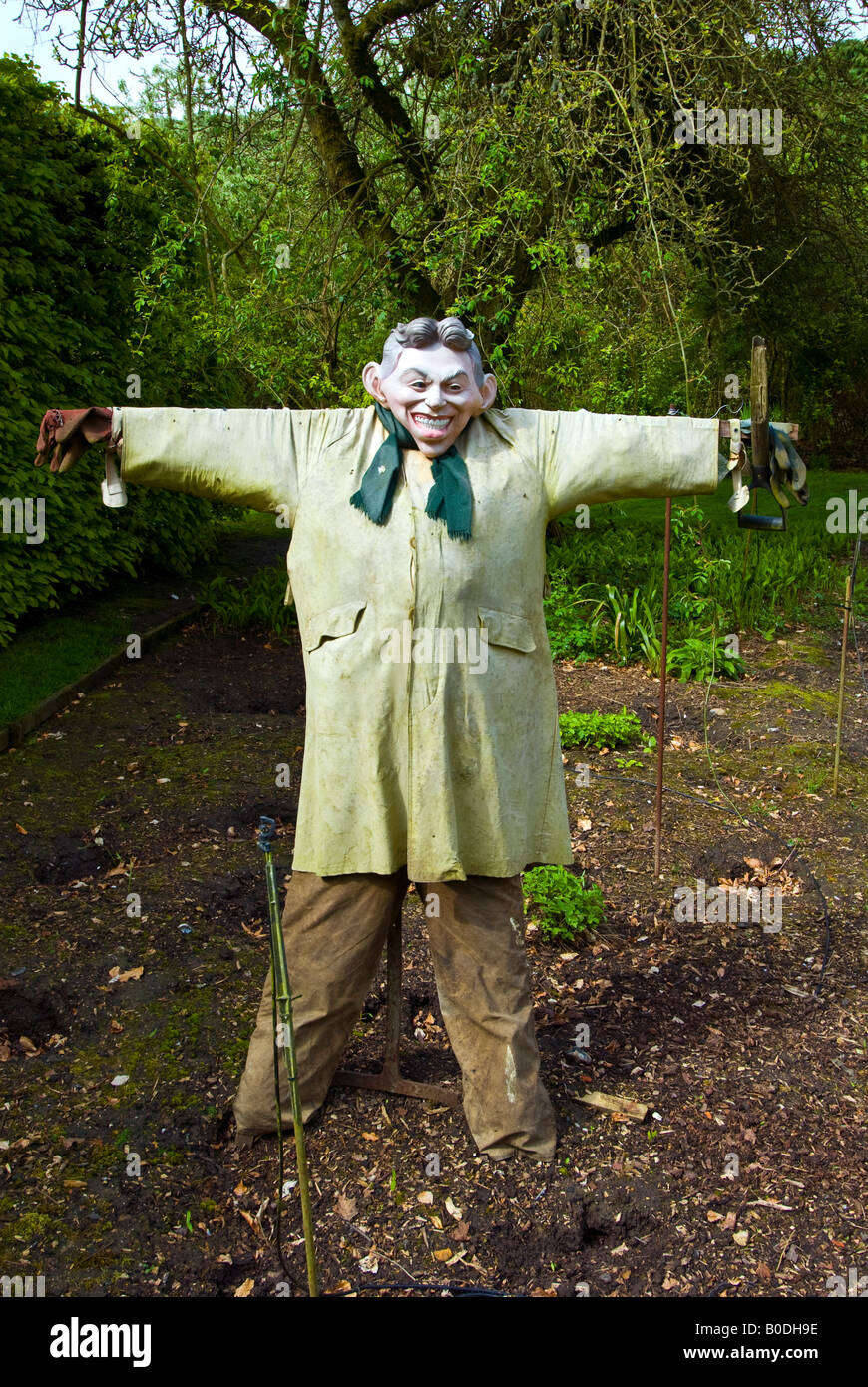 Uno spaventapasseri con Tony Blair faccia in un giardino in Berkshire, Inghilterra Foto Stock