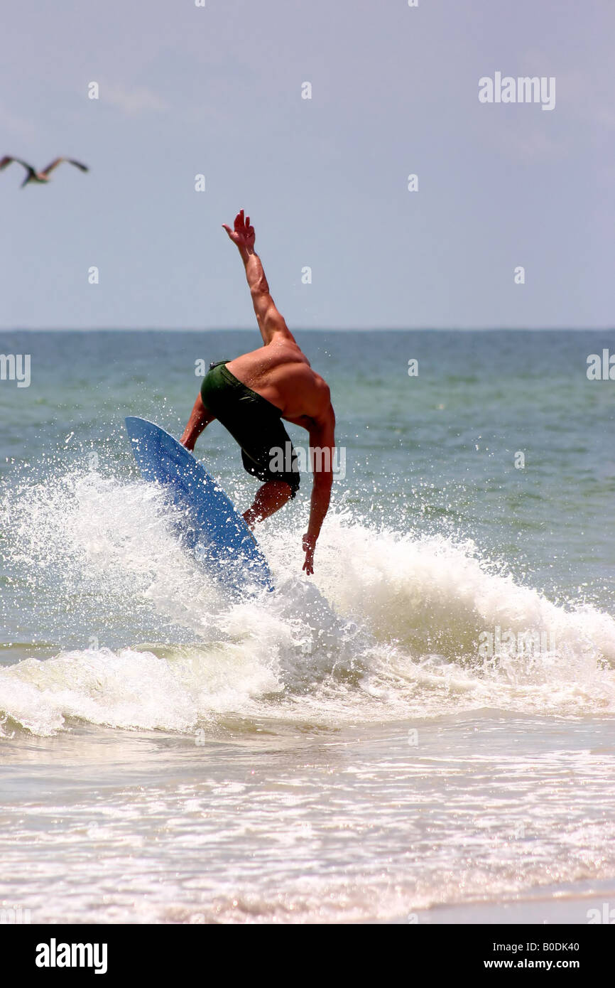 Skimboard in onda su Floridas Gulf Coast Foto Stock