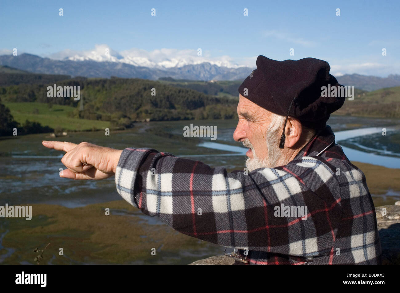 Cime d'Europa visto da San Vicente de la Barquera e bassa marea regione Cantabria Spagna Foto Stock Cime d'Europa visto da San Vicente de la Barquera e bassa marea regione Cantabria Spagna Foto Stock