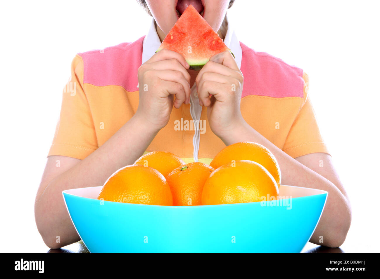 Ragazzo giovane mangiare anguria Modello rilasciato Foto Stock