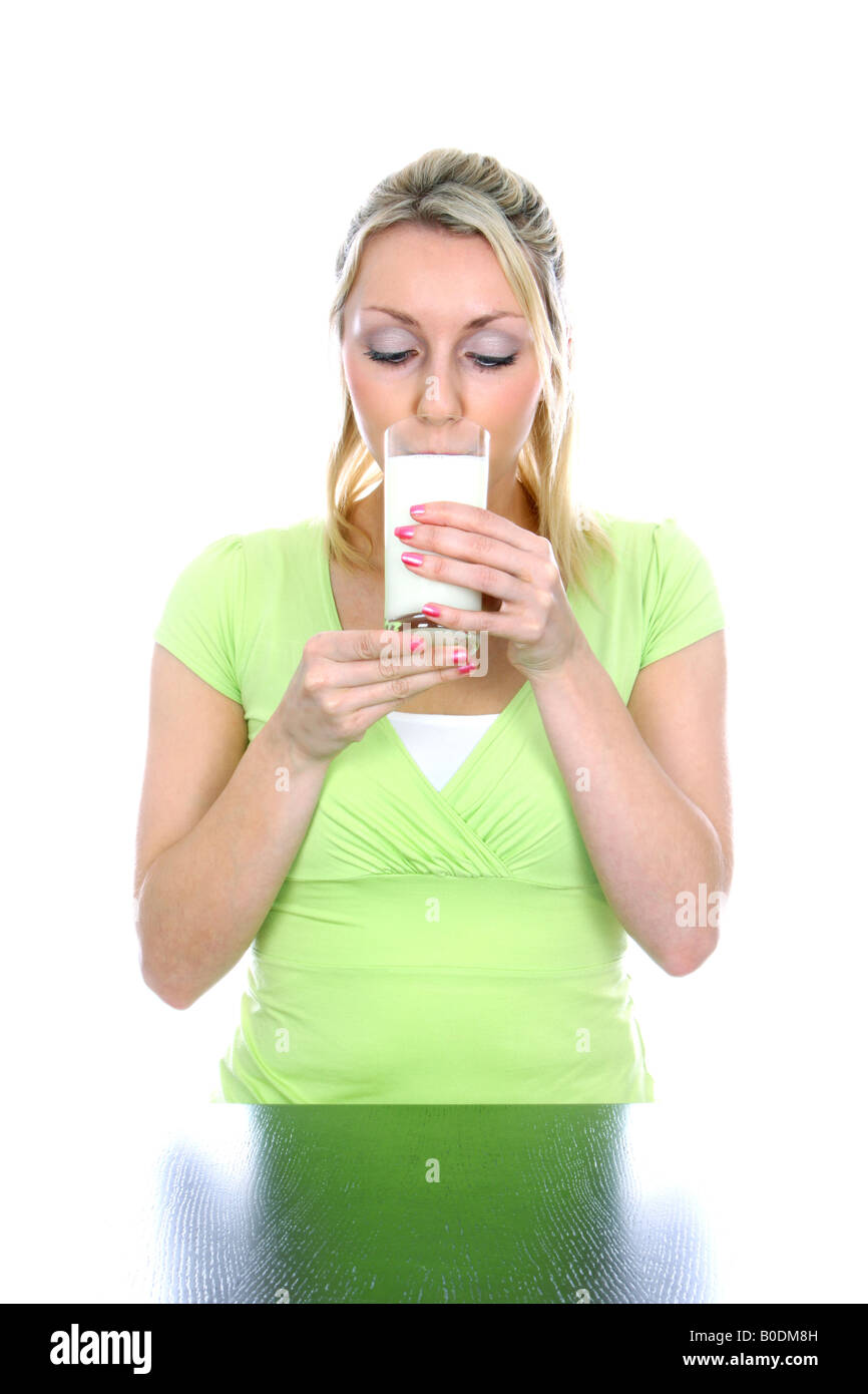Giovane donna bere latte Modello rilasciato Foto Stock