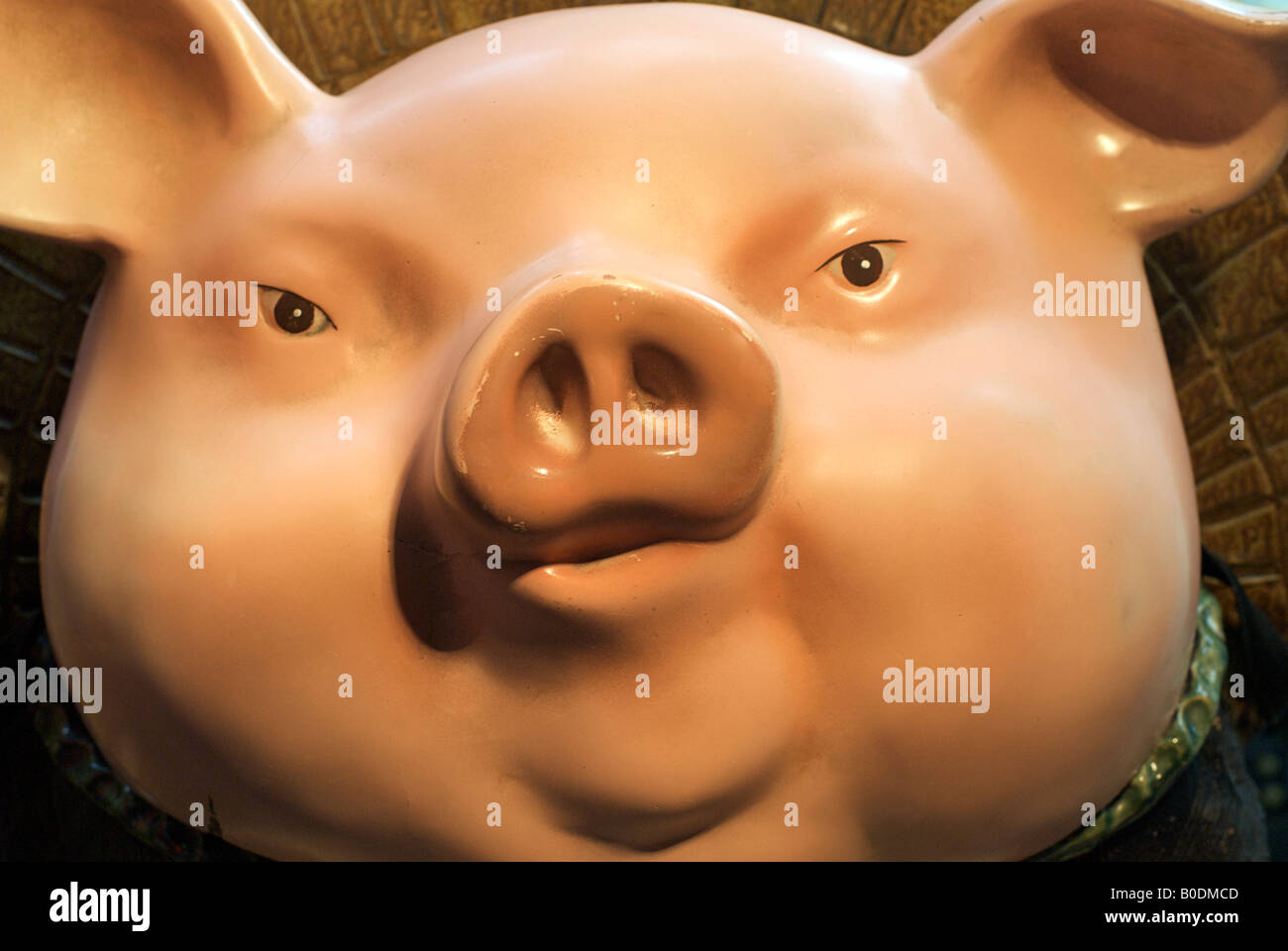 Scultura di suini al di fuori di un ristorante giapponese a Tokyo, Giappone Foto Stock