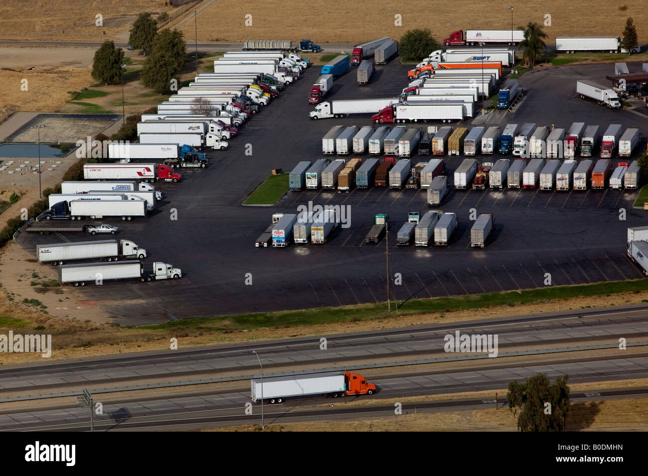 Al di sopra dell'antenna arresto carrello lungo la interstate 10 in Texas Atlas Van Lines Swift Globe Creta tra i camionisti arrestato Foto Stock