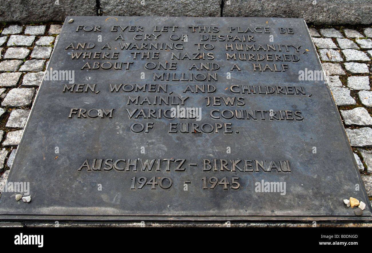 In lingua inglese Memorial Tablet (Placca) nel Museo di Auschwitz-Birkenau in Oświęcim, Polonia Foto Stock