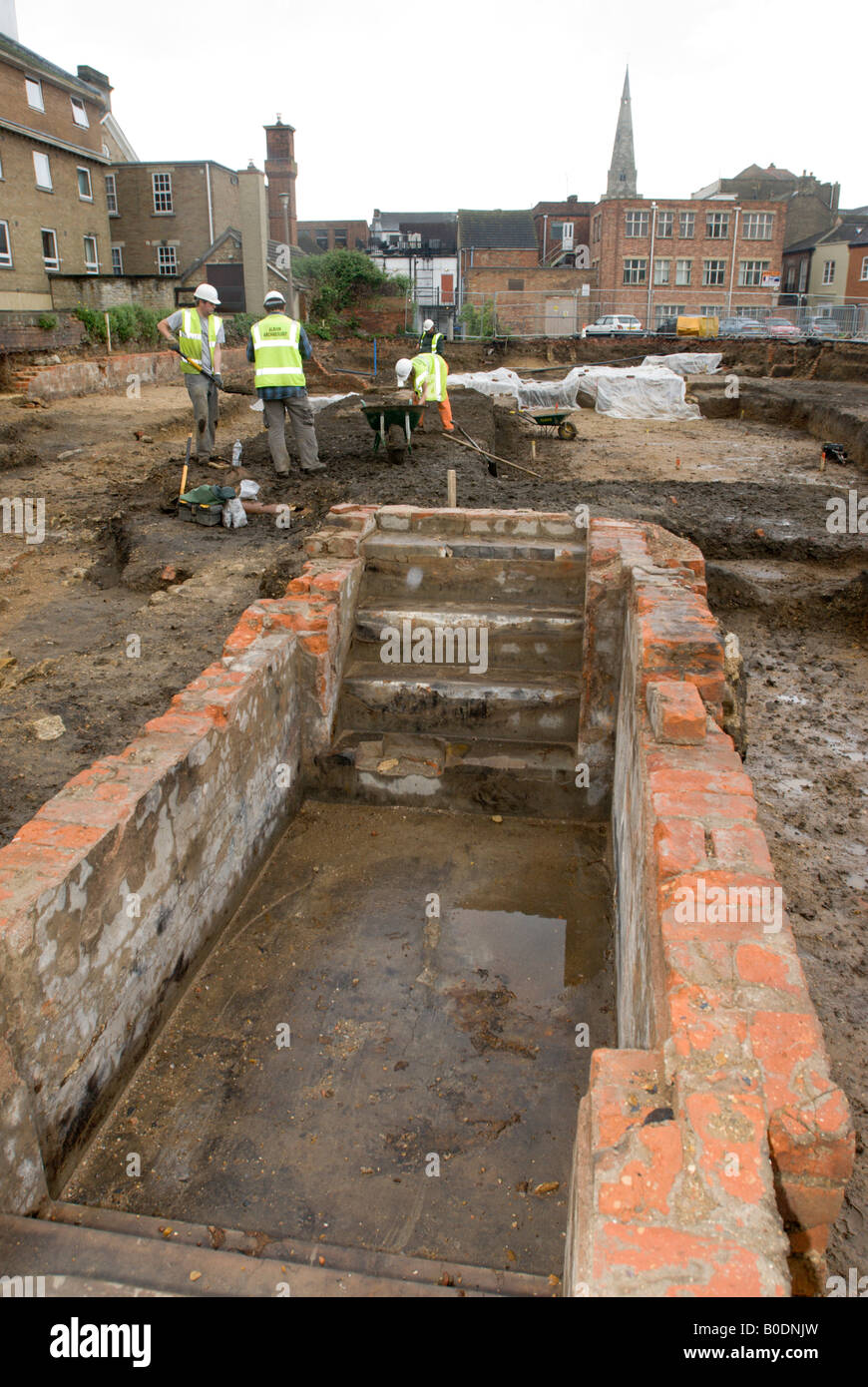 Lo scavo archeologico sul sito del XIX secolo chiesa battista a Bedford rivela la passeggiata nel font. Foto Stock