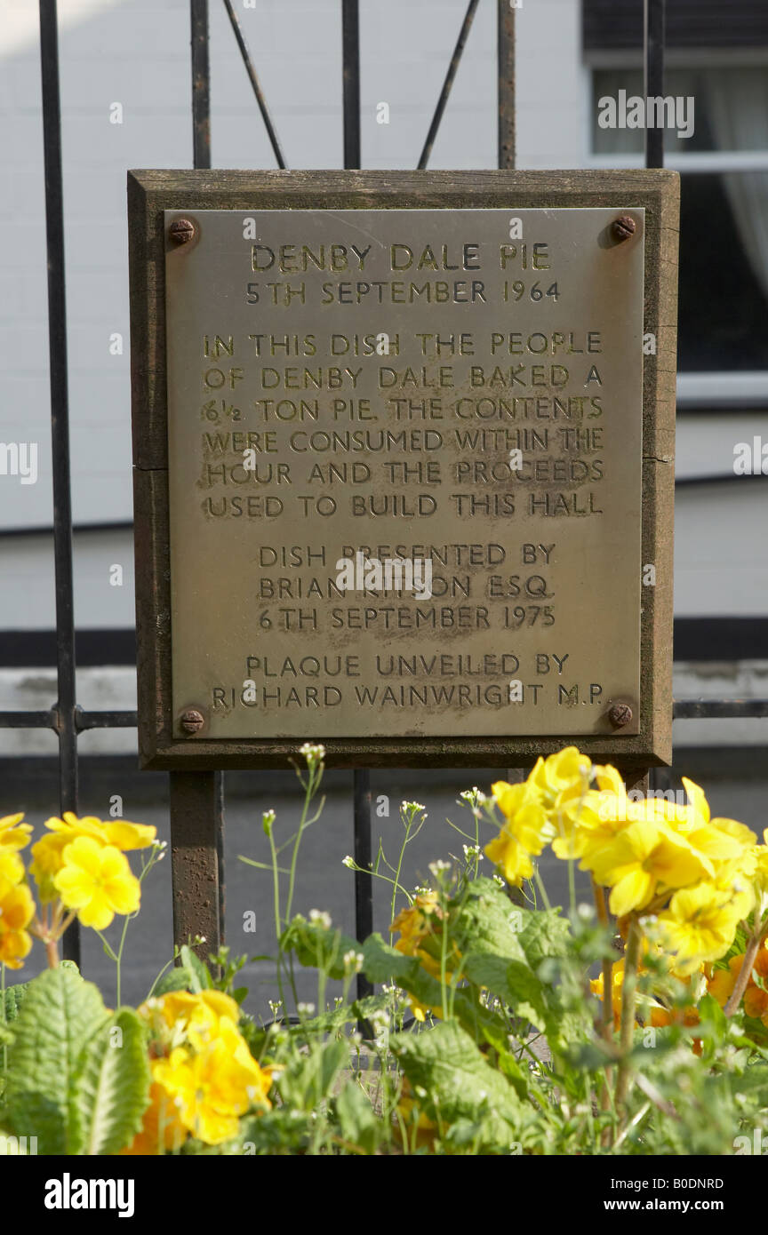 Una lapide commemorativa a PIE HALL Denby Dale VILLAGE YORKSHIRE Foto Stock