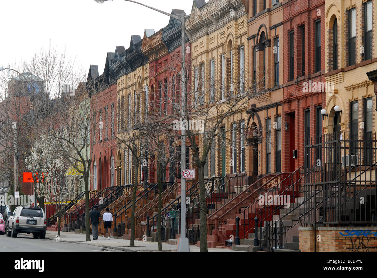 Un blocco di case a schiera in Mott Haven quartiere di borough del Bronx a New York Foto Stock