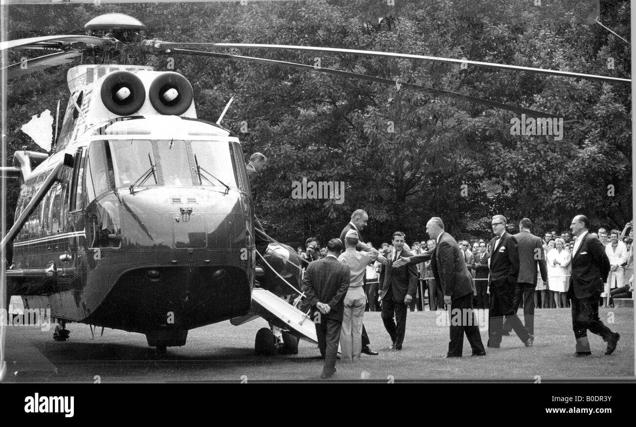Il presidente Lyndon B Johnson passo fuori da un elicottero sul prato del NIH Centro Clinico Foto Stock