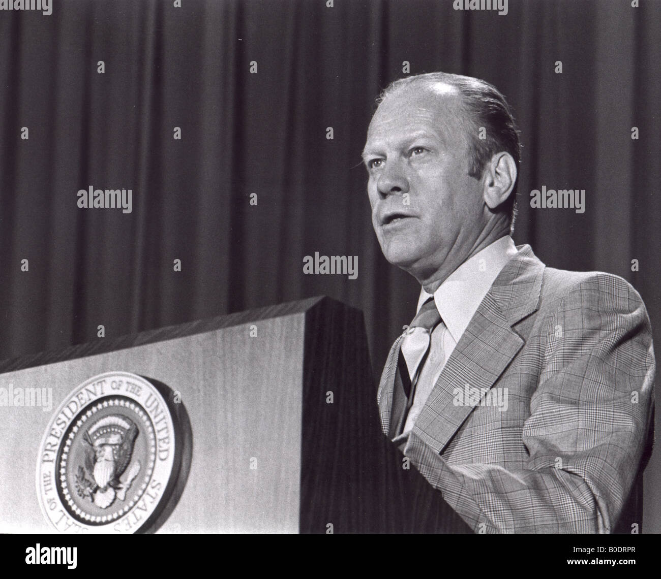 Presidente Gerald Ford parlando al 1 luglio 1975 cerimonia giuramento Dr Donald S Fredrickson come NIH Director Foto Stock