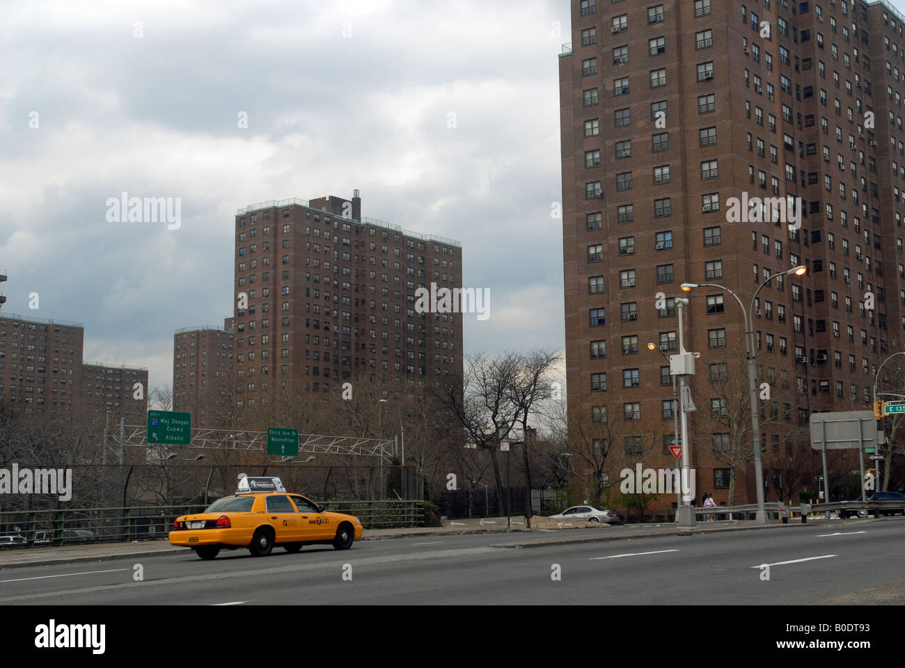 Un taxi rigidi fino Willis Avenue passato la Mitchell Case in Mott Haven quartiere di borough del Bronx a New York Foto Stock
