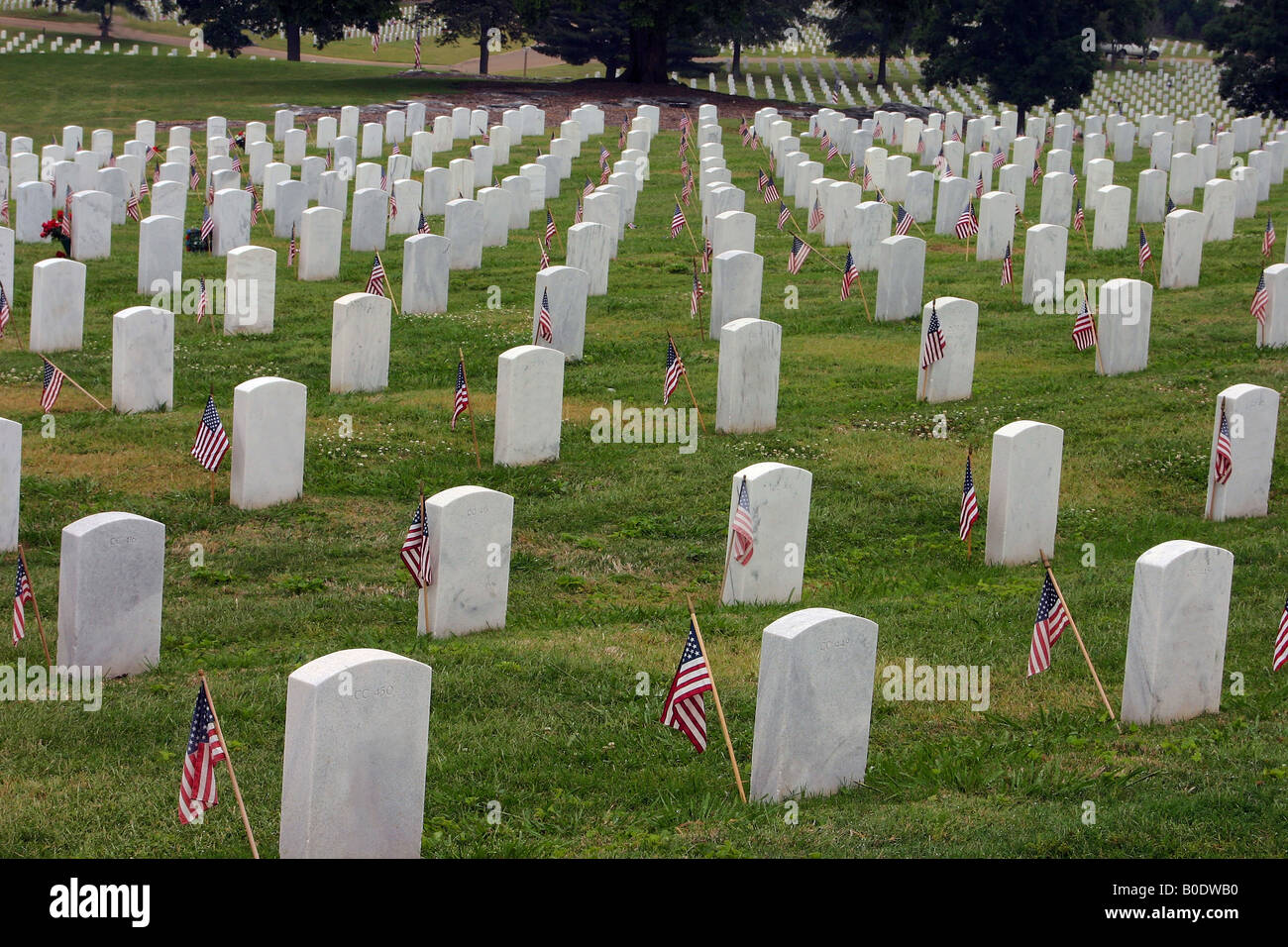 Lapidi con bandiere Memorial Day Chattanooga Cimitero Nazionale Foto Stock