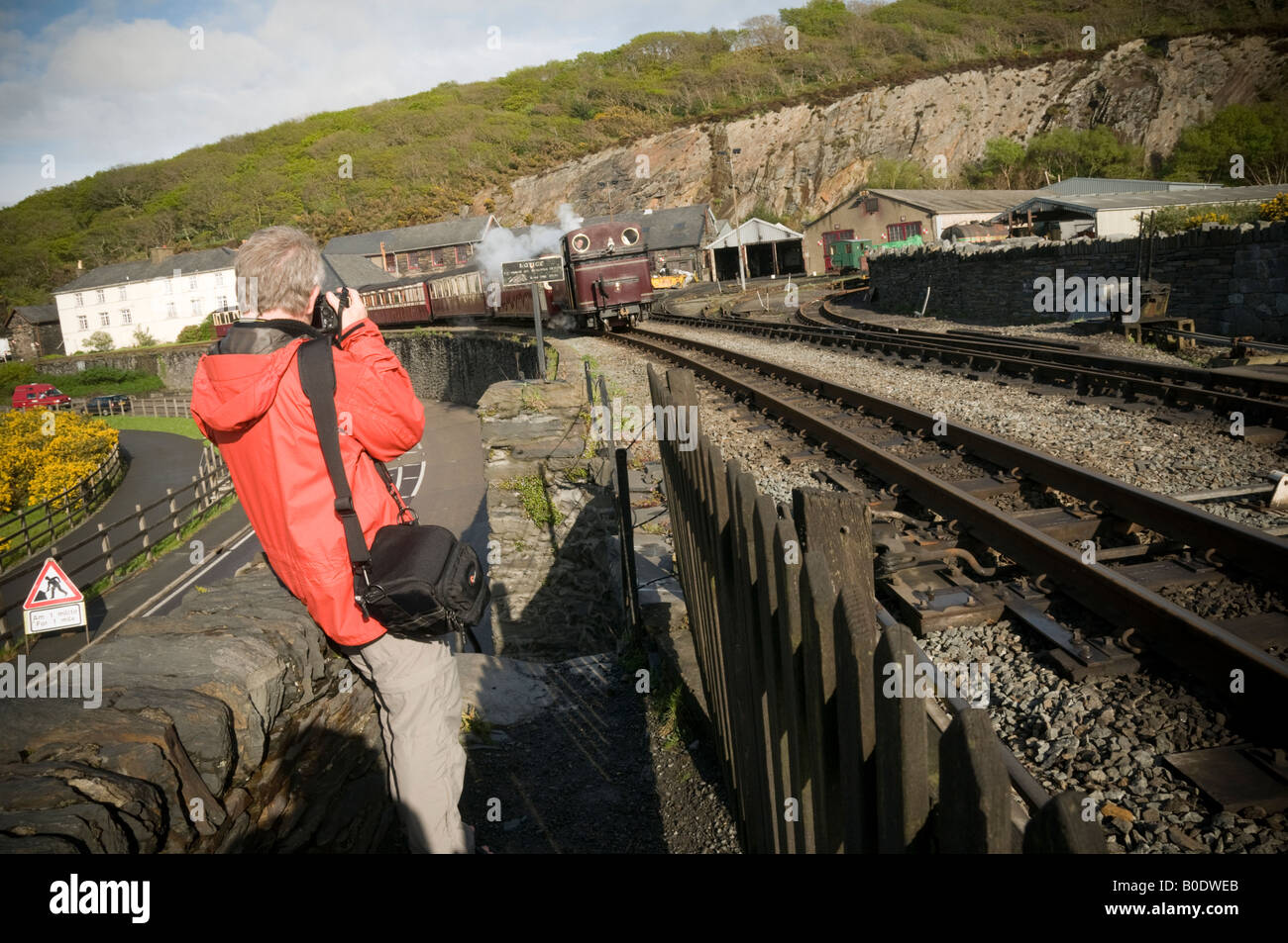 Uomo di fotografare la Ffestiniog narrow gauge Steam Railway vicino a Porthmadog Gwynedd Galles del nord Foto Stock