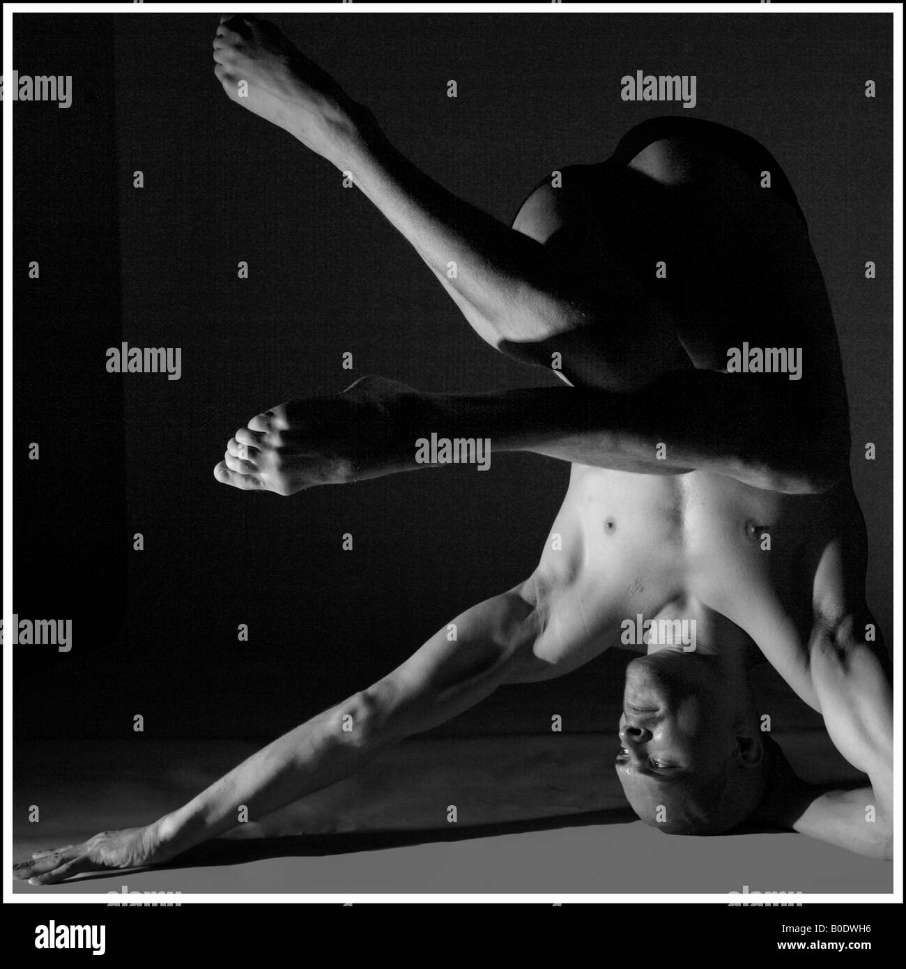 Atleta maschio nella posa di yoga Foto Stock
