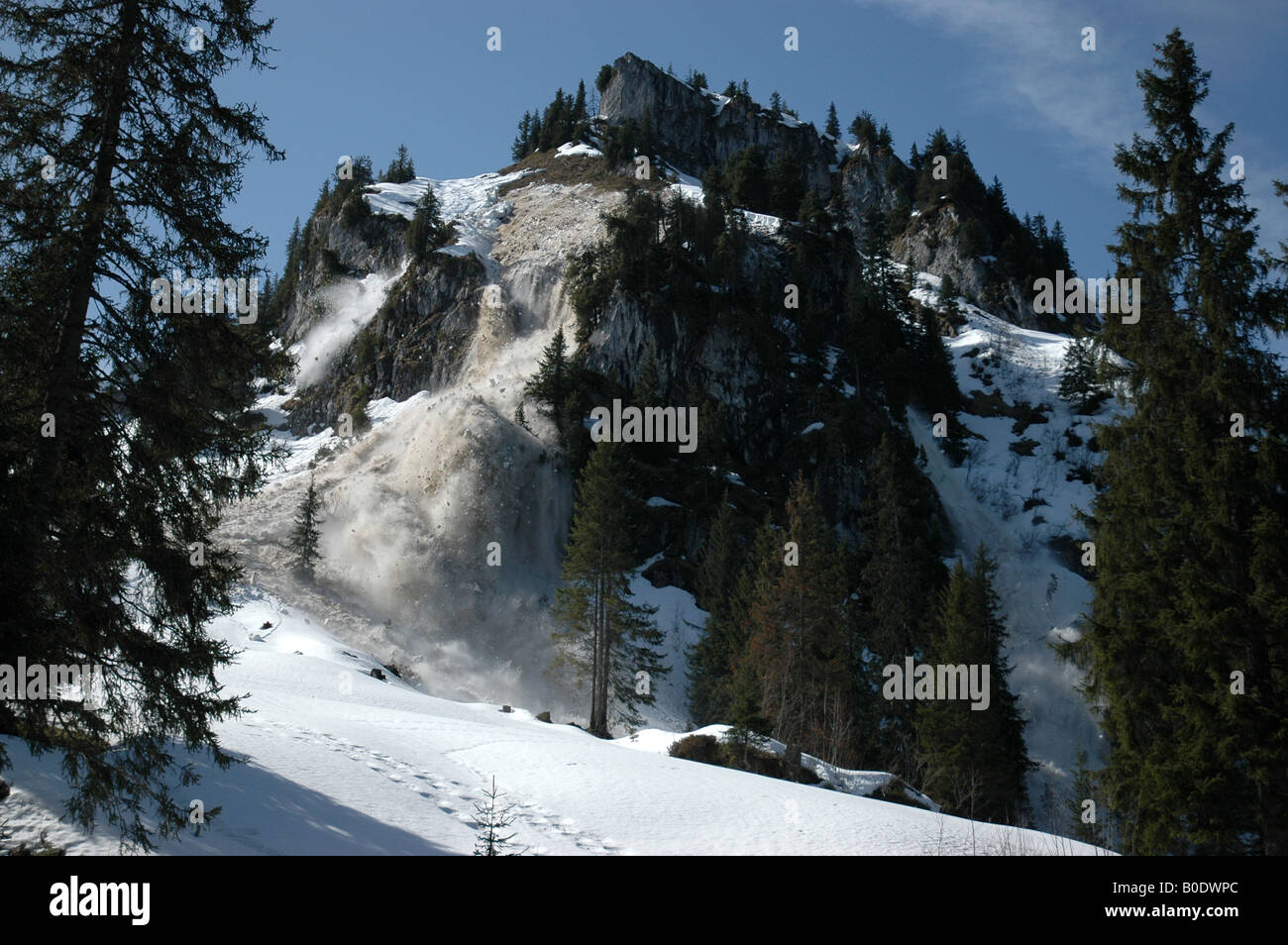 La molla di valanghe di neve bagnata standflue Berner Oberland Alpi della Svizzera alpina svizzera slitta da neve Foto Stock